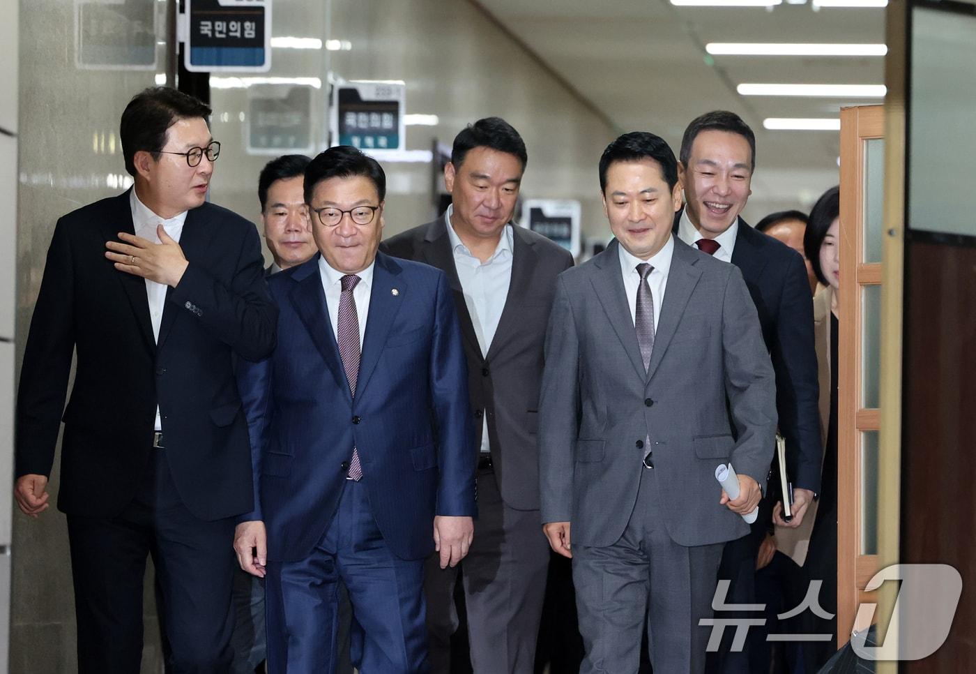 본문 이미지 - 국민의힘 장동혁 대표와 정점식 원내대표가 23일 오전 서울 여의도 국회에서 열린 최고위원회의에 참석하고 있다. 2026.7.23 ⓒ 뉴스1 황기선 기자