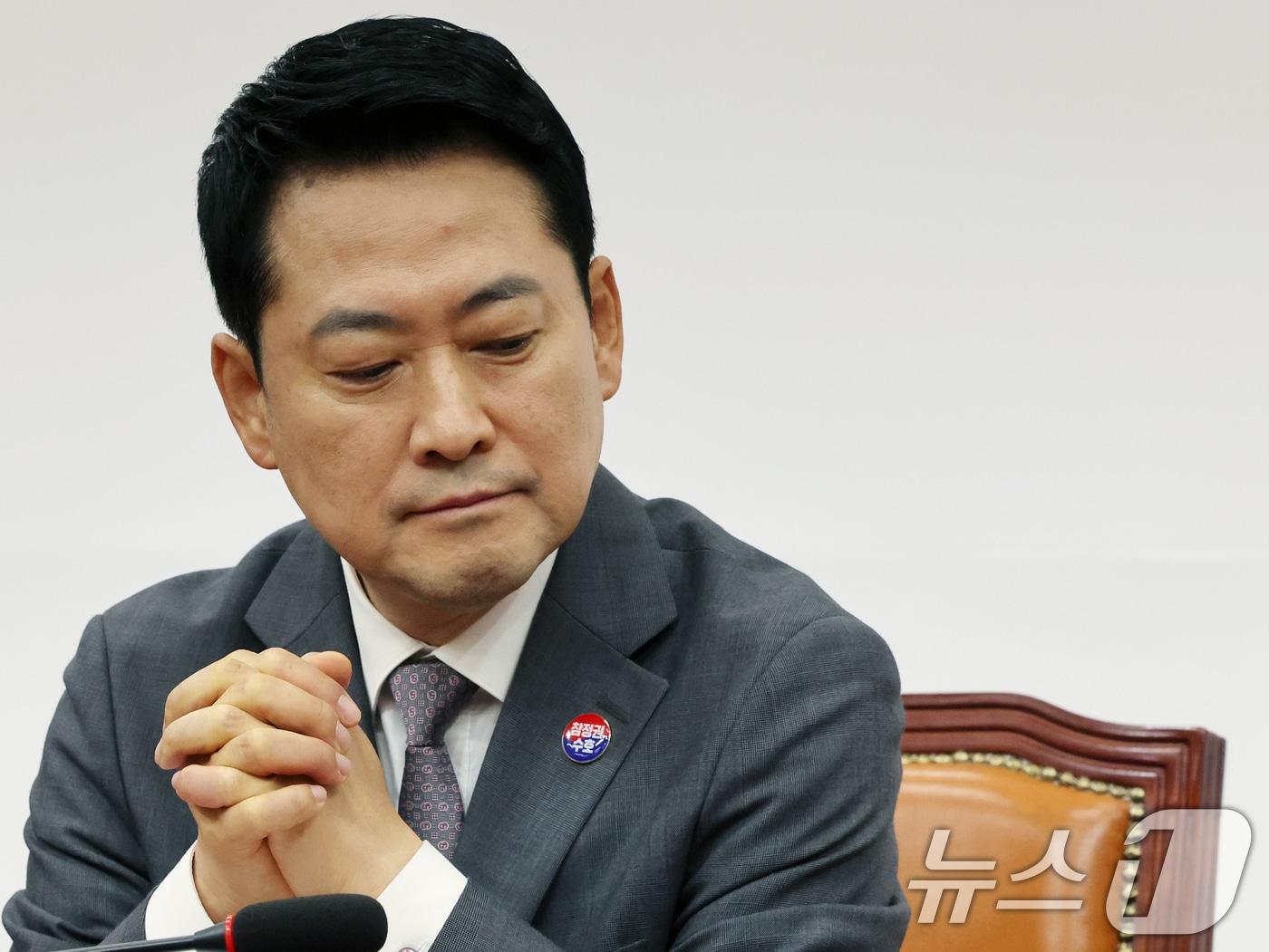 본문 이미지 - 장동혁 국민의힘 대표가 23일 오전 서울 여의도 국회에서 열린 최고위원회의에서 생각에 잠겨 있다. 2026.7.23 ⓒ 뉴스1 황기선 기자