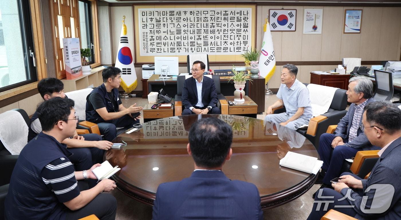 본문 이미지 - 지난 21일 태안군 군수실에서 열린 윤희신 군수와 서부발전 준비위와의 면담 모습(태안군 제공. 재판매 및 DB금지)/뉴스1