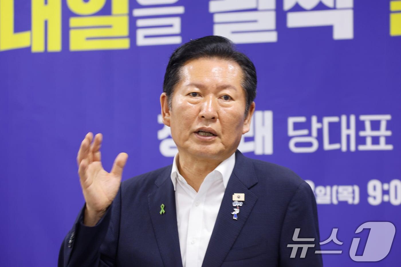 본문 이미지 - 정청래 더불어민주당 당대표 후보가 23일 전남광주통합특별시의회 광주청사 브리핑룸에서 기자회견을 갖고 민주당 호남발전특위 성과보고를 보여주며 공약을 설명하고 있다. 2026.7.23 ⓒ 뉴스1 김태성 기자