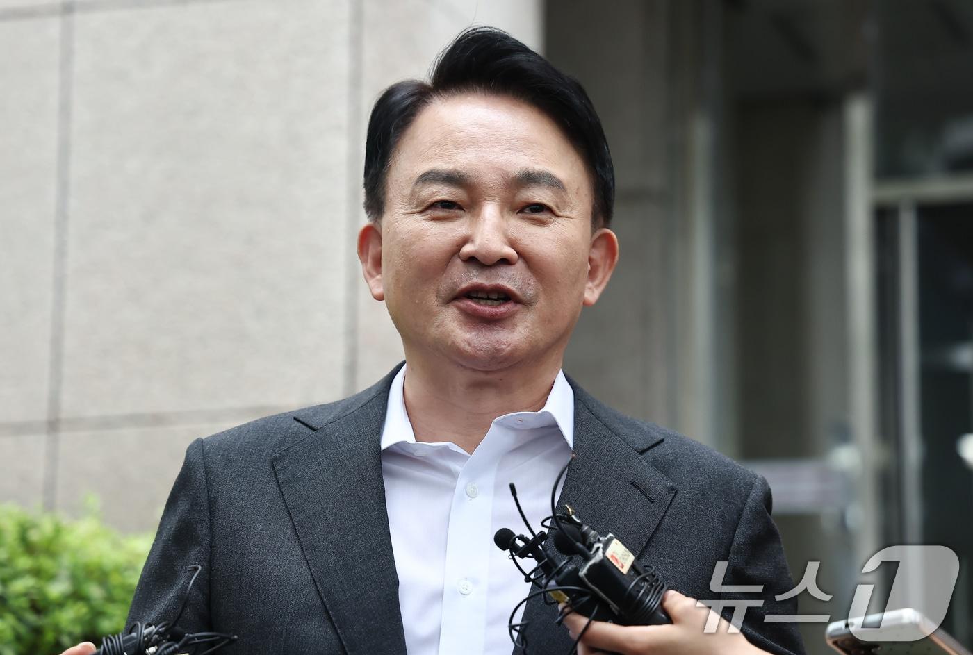 본문 이미지 - 원희룡 전 국토교통부 장관이 23일 직권남용 권리행사방해혐의 관련 피의자 조사를 받기 위해 경기 과천 2차 종합특검 사무실로 출석하며 취재진 질문에 답하고 있다. 2026.7.23 ⓒ 뉴스1 김도우 기자