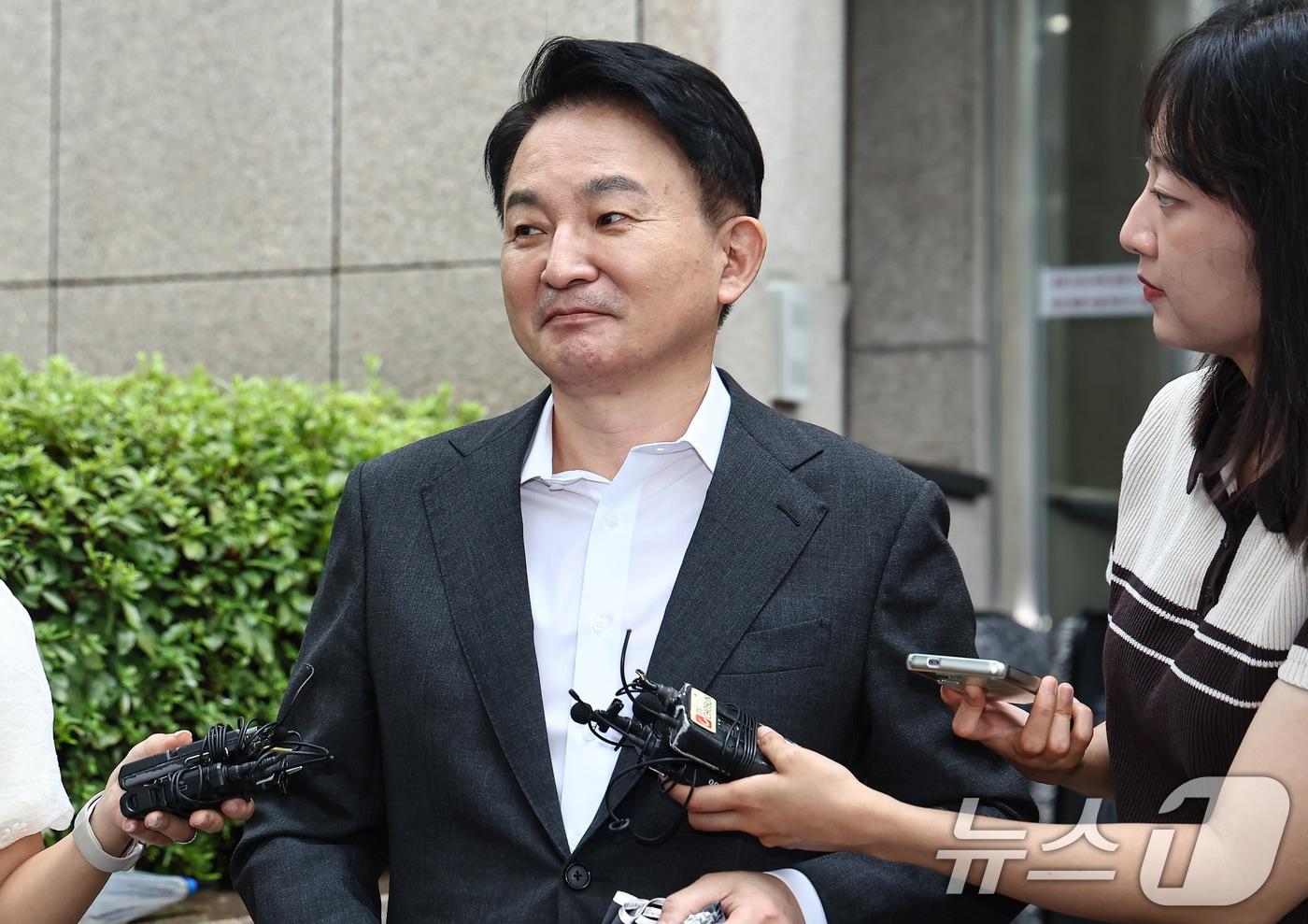 본문 이미지 - 원희룡 전 국토교통부 장관이 23일 직권남용 권리행사방해혐의 관련 피의자 조사를 받기 위해 경기 과천 2차 종합특검 사무실로 출석하며 취재진 질문에 답하고 있다. 2026.7.23 ⓒ 뉴스1 김도우 기자