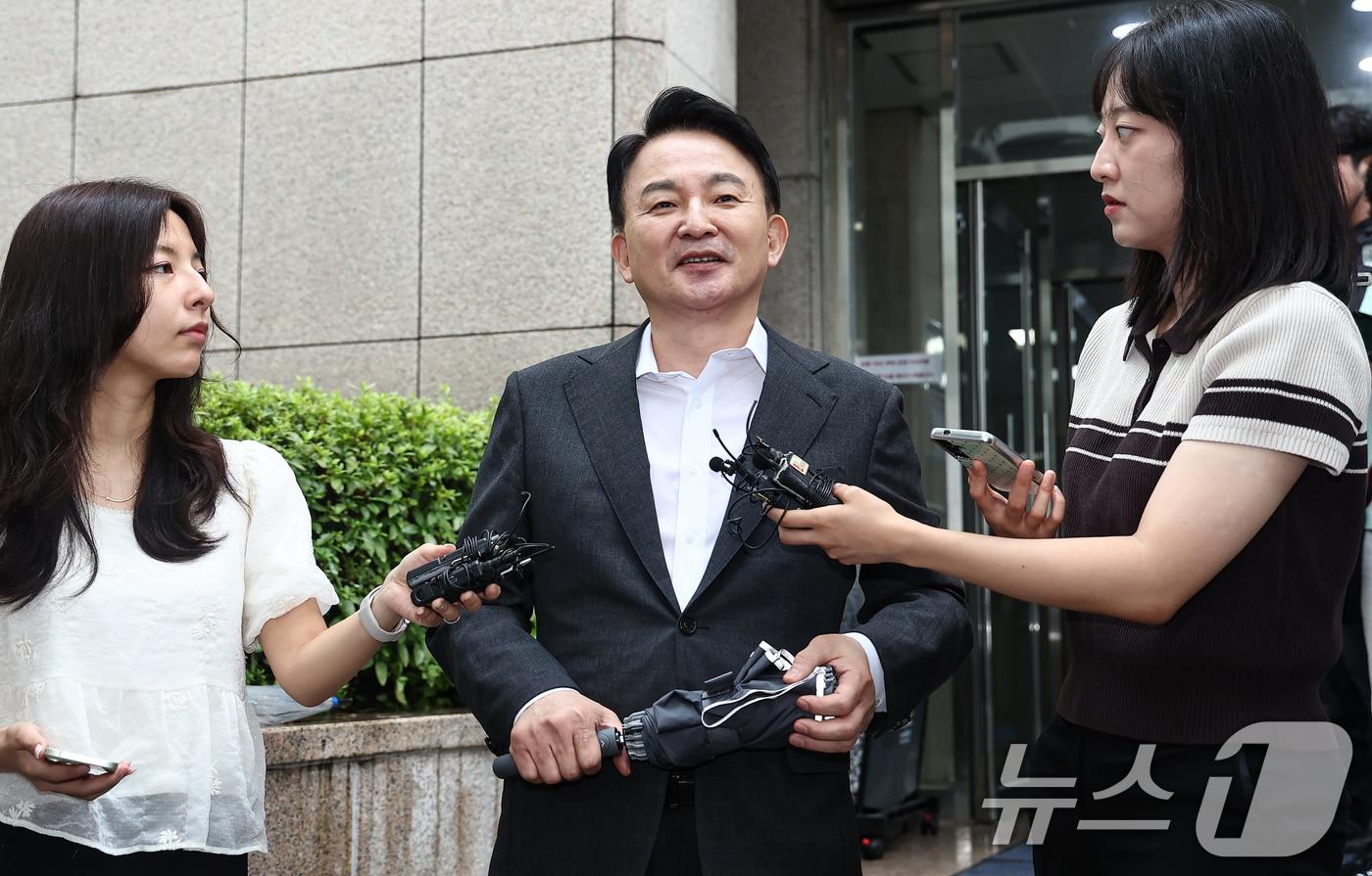 본문 이미지 - 원희룡 전 국토교통부 장관이 23일 직권남용 권리행사방해혐의 관련 피의자 조사를 받기 위해 경기 과천 2차 종합특검 사무실로 출석하며 취재진 질문에 답하고 있다. 2026.7.23 ⓒ 뉴스1 김도우 기자