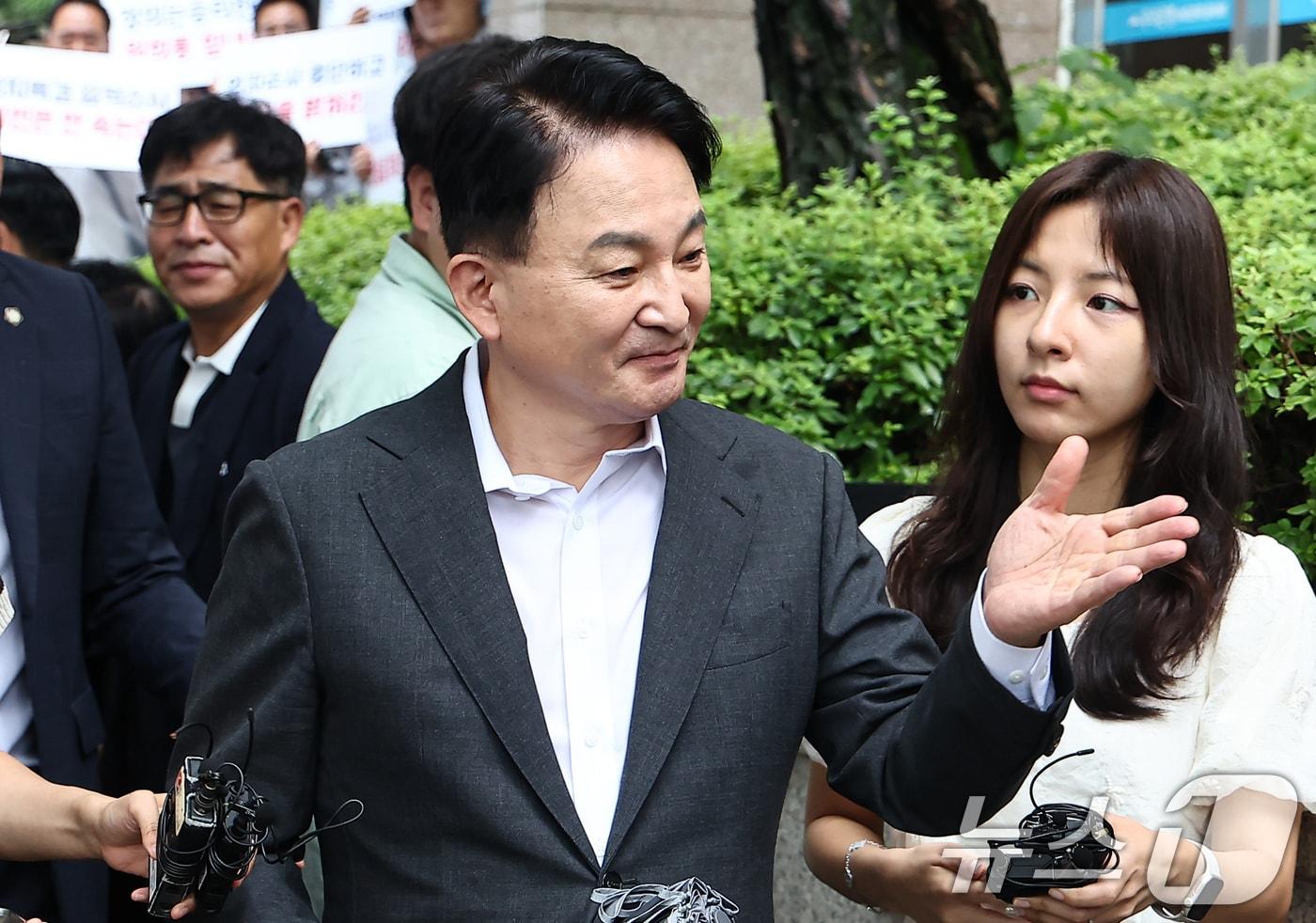 본문 이미지 - 원희룡 전 국토교통부 장관이 23일 직권남용 권리행사방해혐의 관련 피의자 조사를 받기 위해 경기 과천 2차 종합특검 사무실로 출석하고 있다. 2026.7.23 ⓒ 뉴스1 김도우 기자