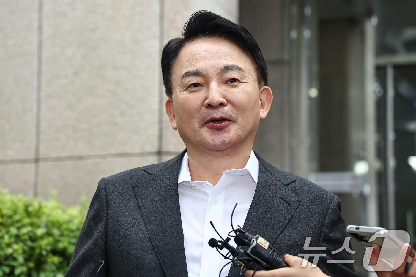 본문 이미지 - 원희룡 전 국토교통부 장관이 23일 직권남용 권리행사방해혐의 관련 피의자 조사를 받기 위해 경기 과천 2차 종합특검 사무실로 출석하며 취재진 질문에 답하고 있다. 2026.7.23 ⓒ 뉴스1 김도우 기자