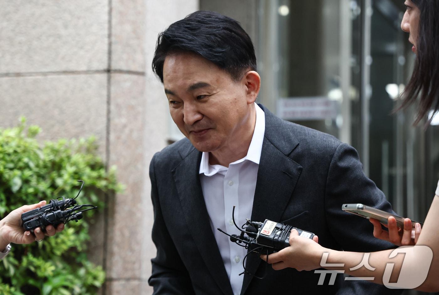 본문 이미지 - 원희룡 전 국토교통부 장관이 23일 직권남용 권리행사방해혐의 관련 피의자 조사를 받기 위해 경기 과천 2차 종합특검 사무실로 출석하며 고개숙여 인사하고 있다. 2026.7.23 ⓒ 뉴스1 김도우 기자