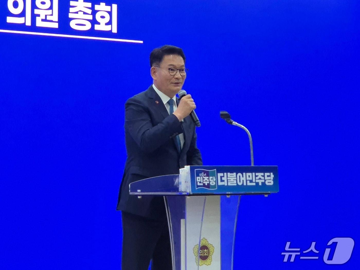 본문 이미지 - 영길 더불어민주당 대표 후보가 23일 경기도의회 더불어민주당 의원총회에서 인사말을 하고 있다.2026.07.23/뉴스1 ⓒ News1 송용환 기자