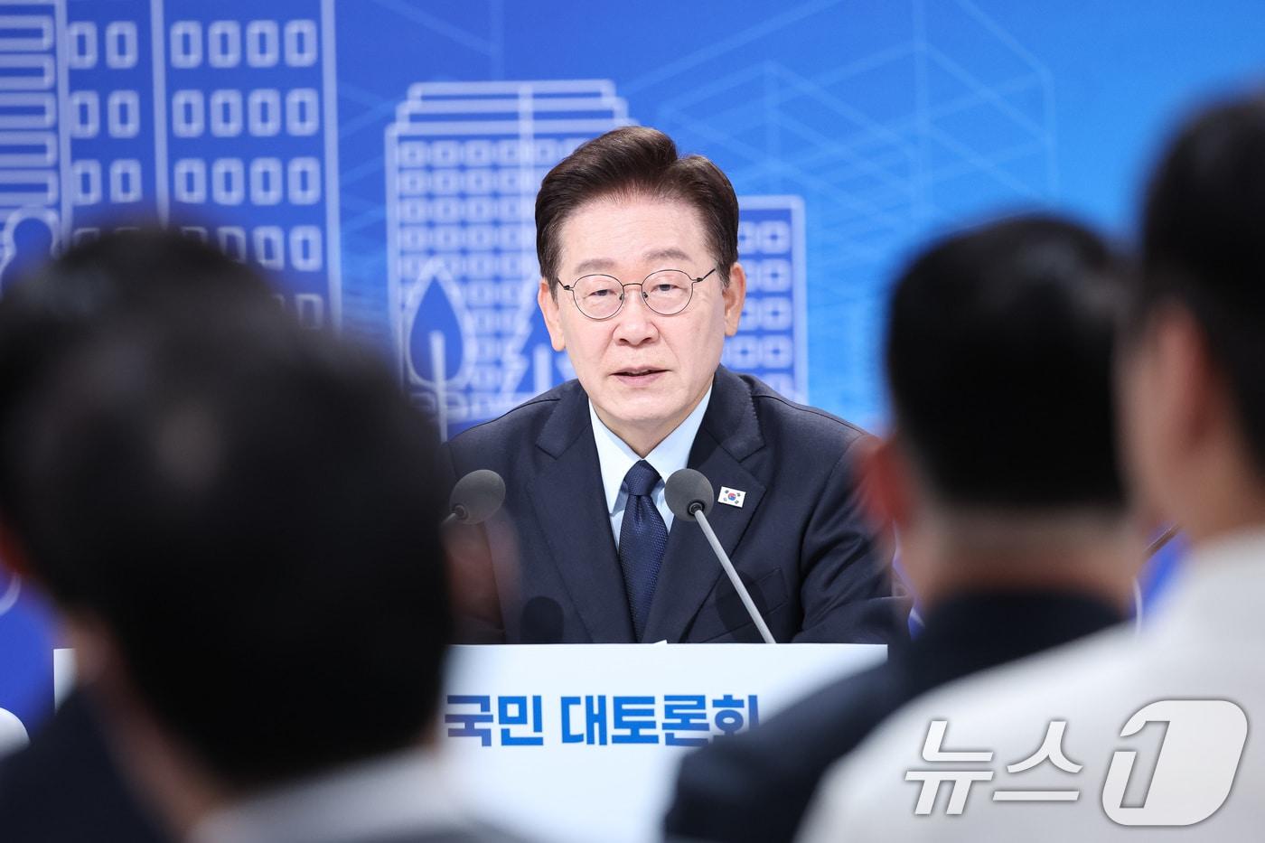 본문 이미지 - 이재명 대통령이 지난 7월 23일 서울 여의도 KBS 별관에서 열린 부동산정책 국민 대토론회에서 발언하고 있다. 2026.7.23 ⓒ 뉴스1 허경 기자