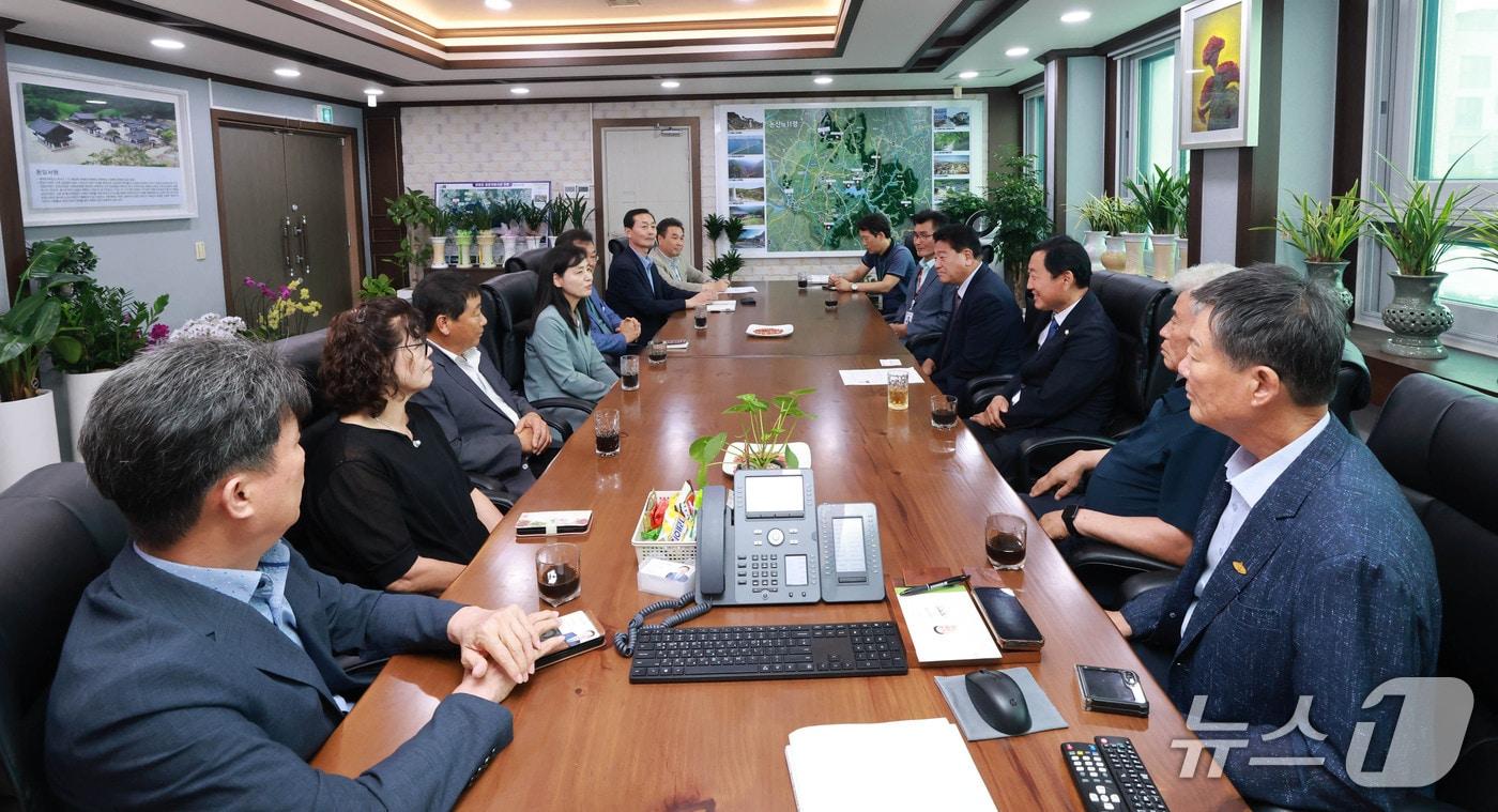 본문 이미지 - 논산시의회는 관내 농업인 학습단체장들과 간담회를 열고 농업정책 추진 방향을 공유하는 한편 현장 의견을 청취했다. (논산시의회 제공. 재판매 및 DB금지)/뉴스1