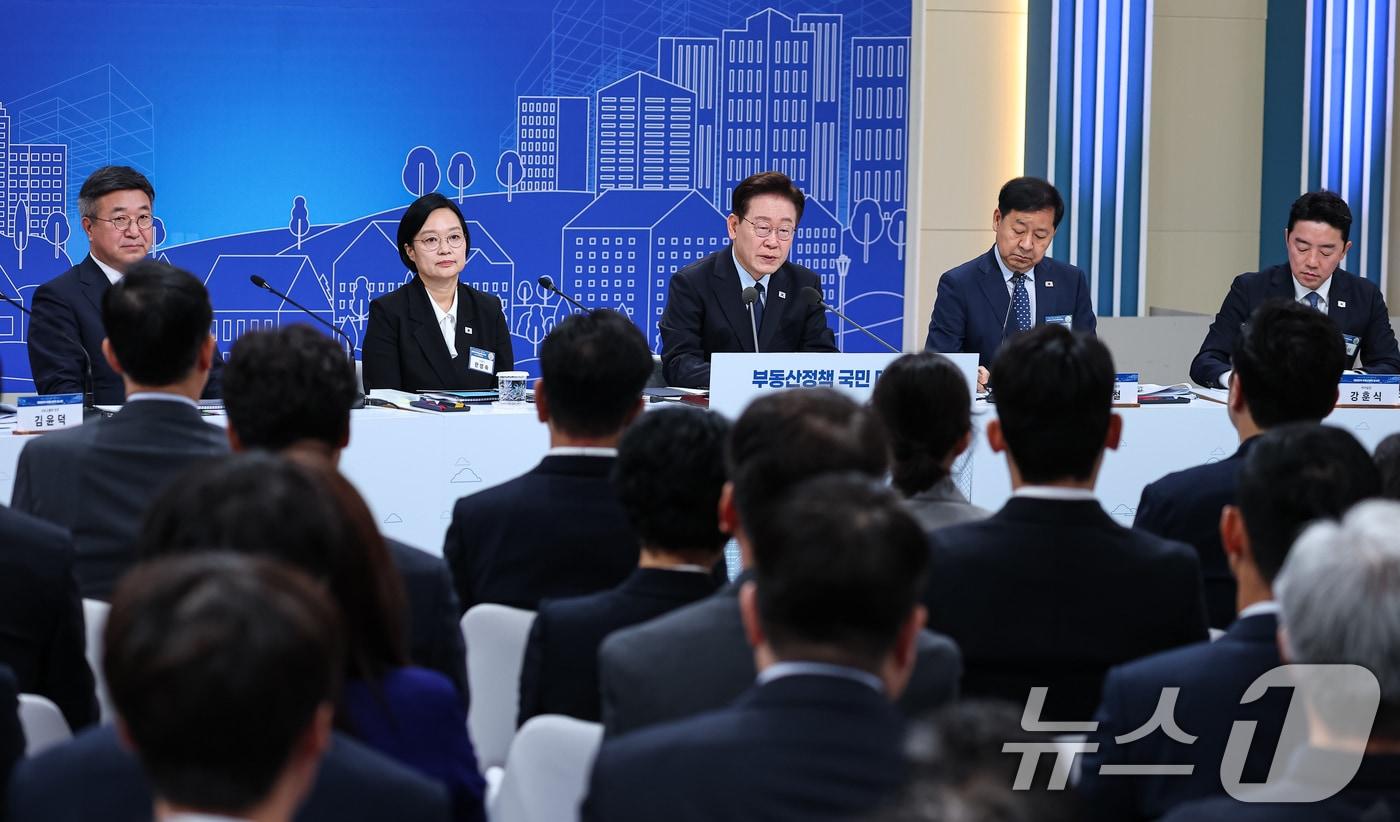 본문 이미지 - 이재명 대통령이 23일 서울 여의도 KBS 별관에서 열린 부동산정책 국민 대토론회에서 발언하고 있다. 2026.7.23 ⓒ 뉴스1 허경 기자