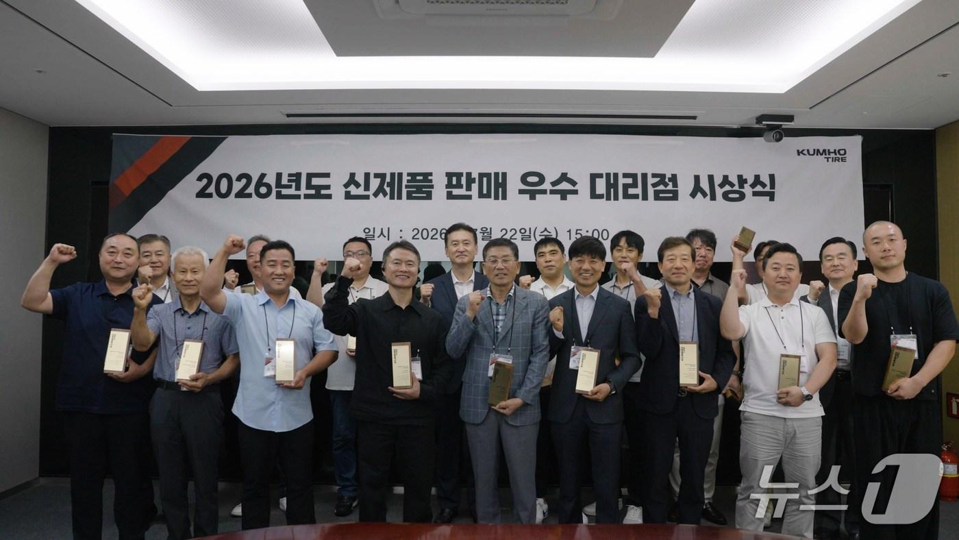 본문 이미지 - 금호타이어 대표이사 정일택 사장(사진 왼쪽 8번째)을 비롯해 우수 판매 대리점 대표들과 금호타이어 임직원들이 ‘2026 신제품 판매왕 컨테스트’ 시상식에서 기념촬영을 하고 있다.(금호타이어 제공)