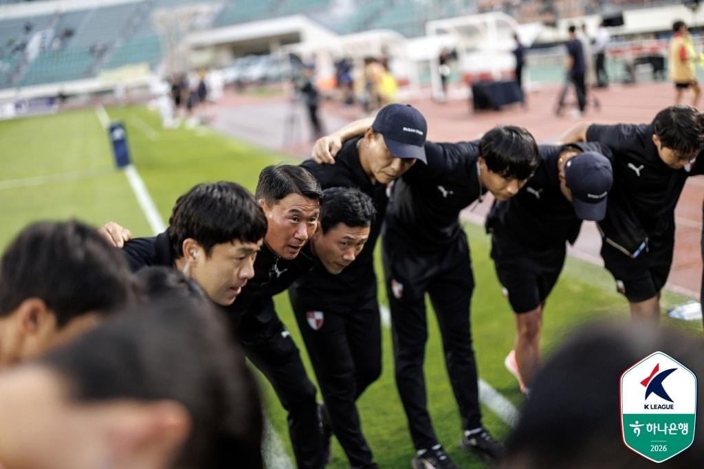 본문 이미지 - K리그2 선두를 달리고 있는 조성환 감독의 부산 아이파크(한국프로축구연맹 제공)