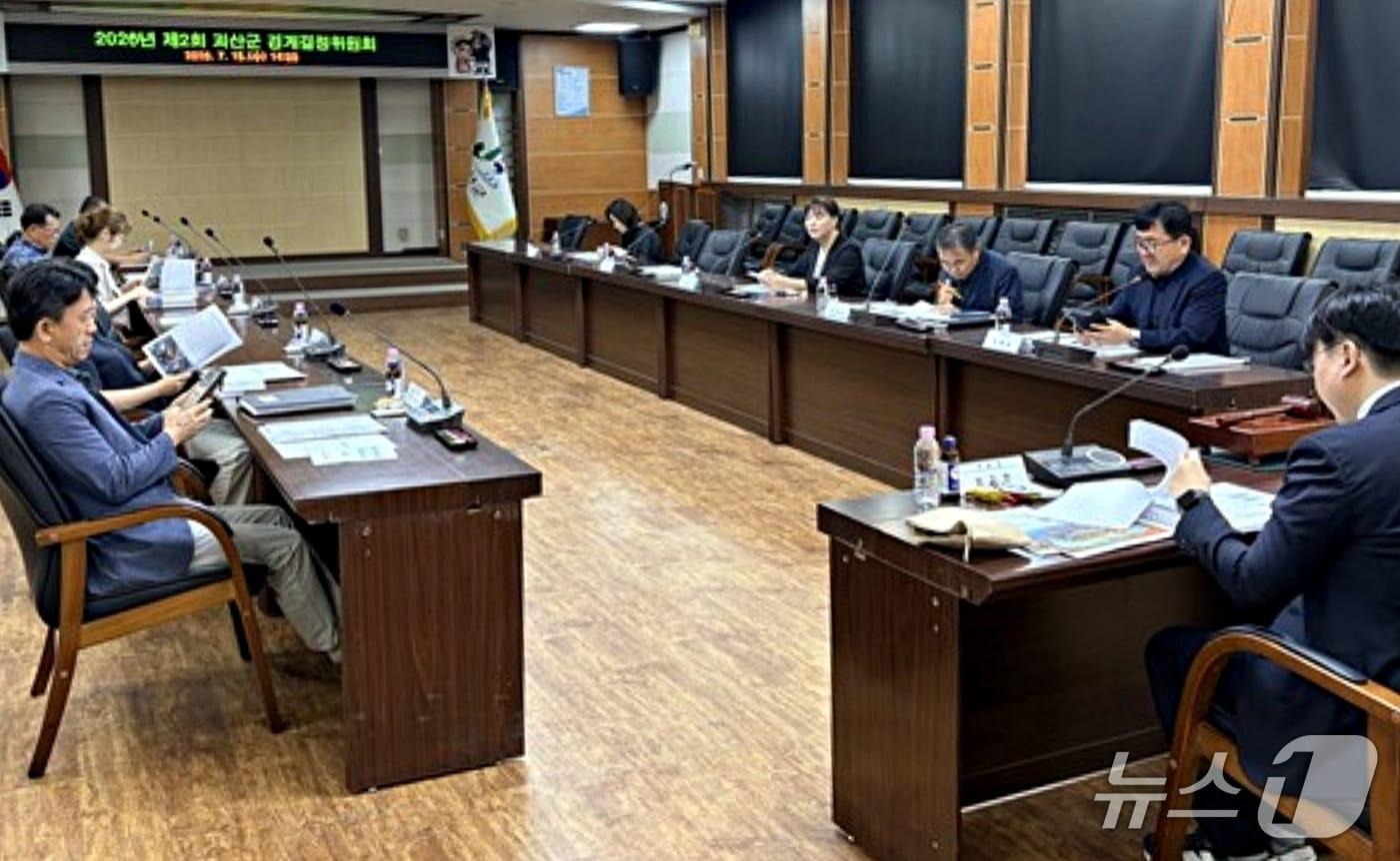 본문 이미지 - 괴산군 감물오창지구 지적재조사사업 경계결정위원회 모습.(괴산군 제공. 재판매 및 DB금지)/뉴스1