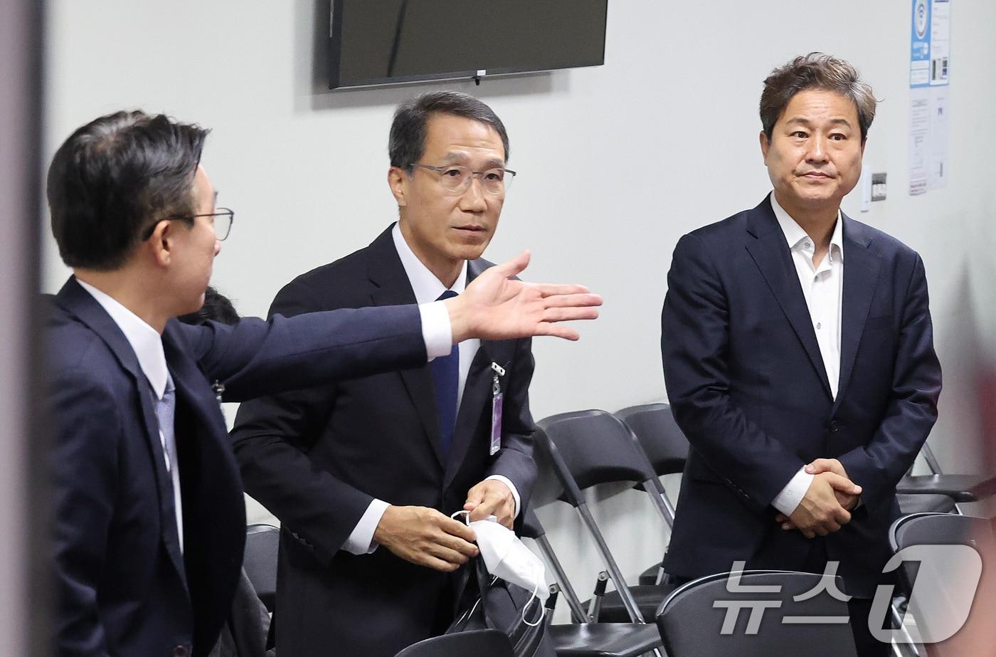 본문 이미지 - 유재성 경찰청장 직무대행이 23일 서울 여의도 국회 의원회관에서 열린 행정안전위원회 비공개 당정에 참석하고 있다. 2026.7.23 ⓒ 뉴스1 신웅수 기자