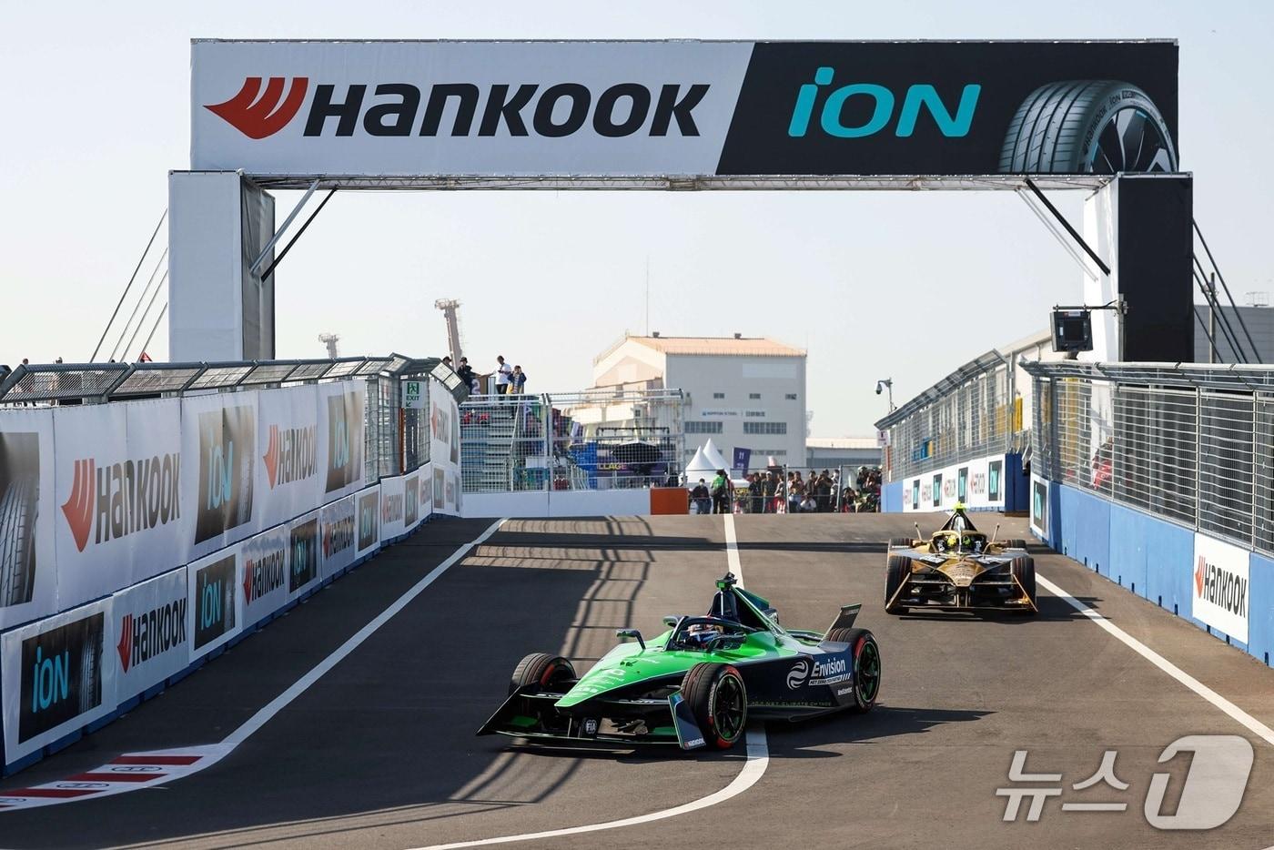 본문 이미지 - 포뮬러 E 시즌 11 5라운드 도쿄 E-PRIX 경기 장면. (한국타이어 제공) 