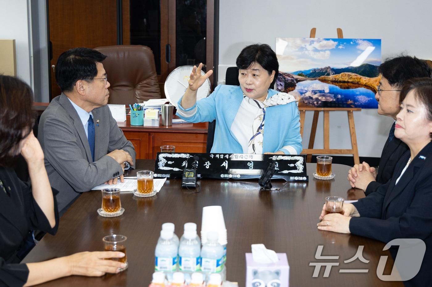본문 이미지 - 서영교 국회 법제사법위원장이 지난 23일 서울 여의도 국회에서 김준형 조국혁신당 당대표 직무대행 겸 원내대표를 비롯한 의원들과 면담하고 있는 모습. 2026.7.23 ⓒ 뉴스1 유승관 기자