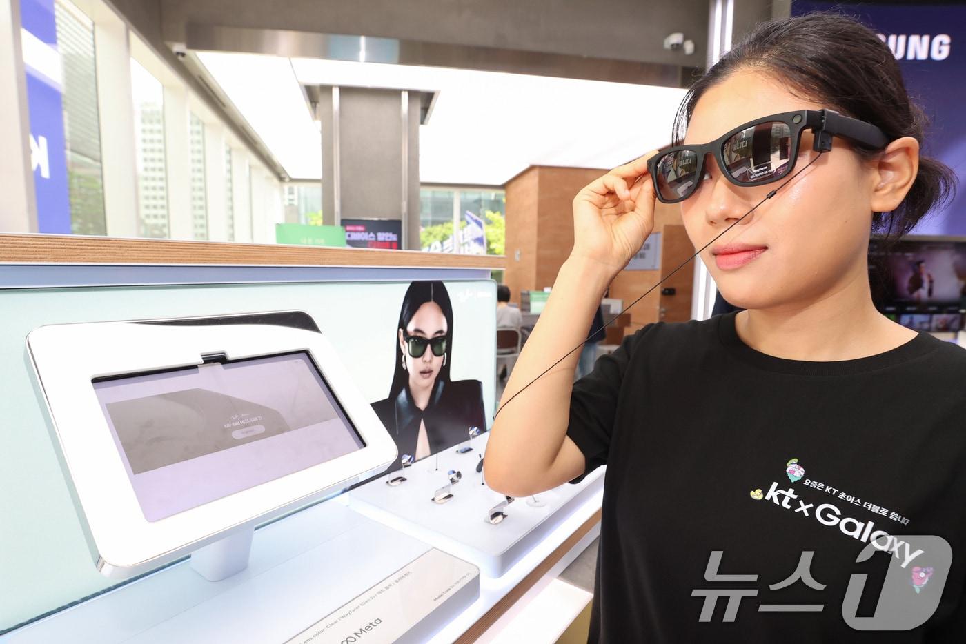 본문 이미지 - 메타의 인공지능(AI) 안경 ‘레이벤 메타(Ray-Ban Meta)'가 출시된 23일 오전 서울 종로구 KT플라자 광화문 온맞이점에서 직원이 제품을 살펴보고 있다. (공동취재) 2026.7.23 ⓒ 뉴스1 권현진 기자