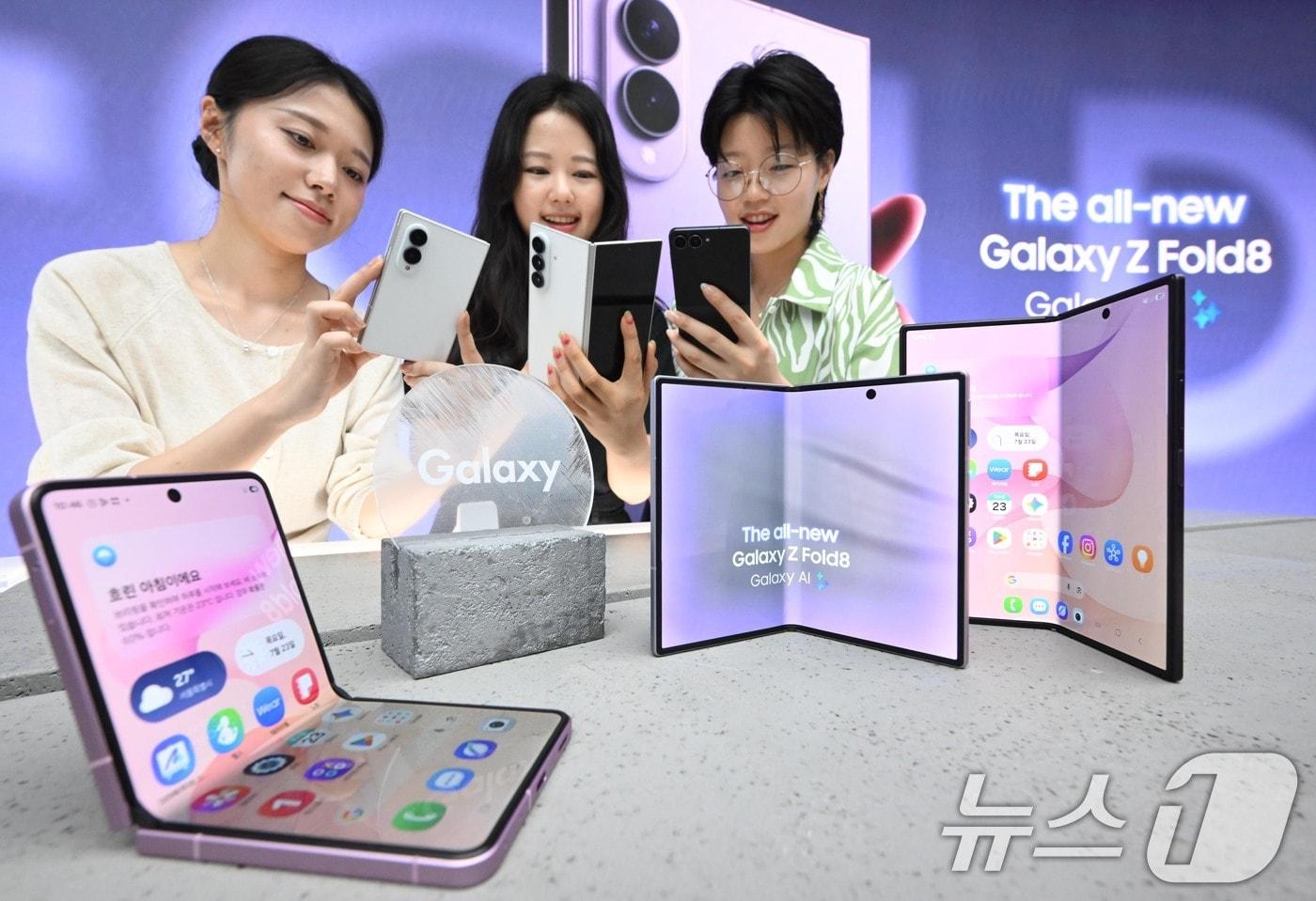 본문 이미지 - 3일 오전 서울 중구 광화문 kt west 사옥에서 모델들이 삼성전자의 갤럭시 Z 폴드8, 폴드8 울트라, 플립8을 소개하고 있다. (공동취재) 2026.7.23 ⓒ 뉴스1 권현진 기자