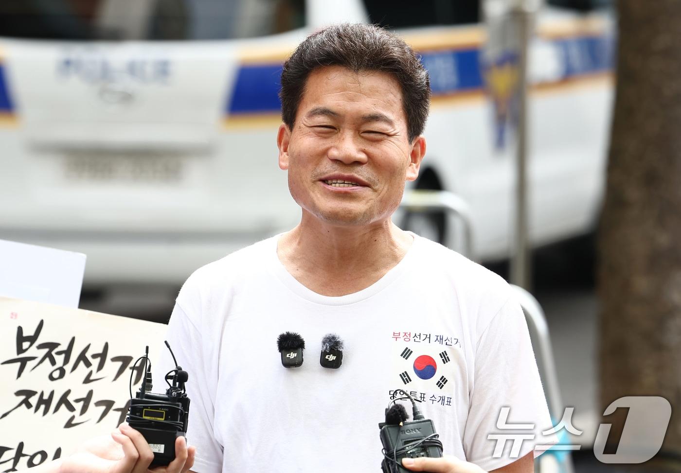 본문 이미지 - 이재명 대통령과 이준석 개혁신당 대표에 대해 허위 사실을 유포한 혐의를 받는 한국사 강사 출신 유튜버 전한길 씨가 23일 오전 서울 동작경찰서에서 4차 피의자 조사를 받기에 앞서 입장을 밝히고 있다. 2026.7.23 ⓒ 뉴스1 김민지 기자