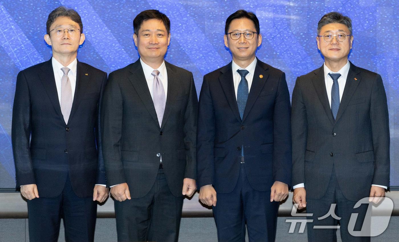본문 이미지 - 배경훈 부총리 겸 과학기술정보통신부 장관이 23일 오전 서울 중구 SKT타워에서 열린 통신사 CEO 간담회를 앞두고 기념촬영을 하고 있다. 왼쪽부터 박윤영 KT 대표, 홈범식 LG유플러스 대표, 배경훈 부총리, 정재헌 SK텔레콤 대표.(공동취재) 2026.7.23 ⓒ 뉴스1 구윤성 기자