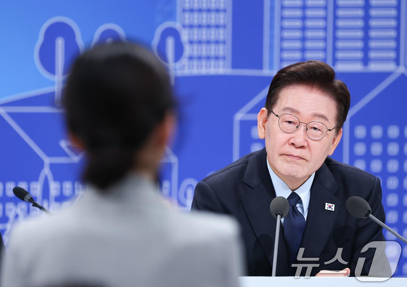 본문 이미지 - 이재명 대통령이 23일 서울 여의도 KBS 별관에서 열린 부동산정책 국민 대토론회에서 참석자의 발언을 듣고 있다. 2026.7.23 ⓒ 뉴스1 허경 기자