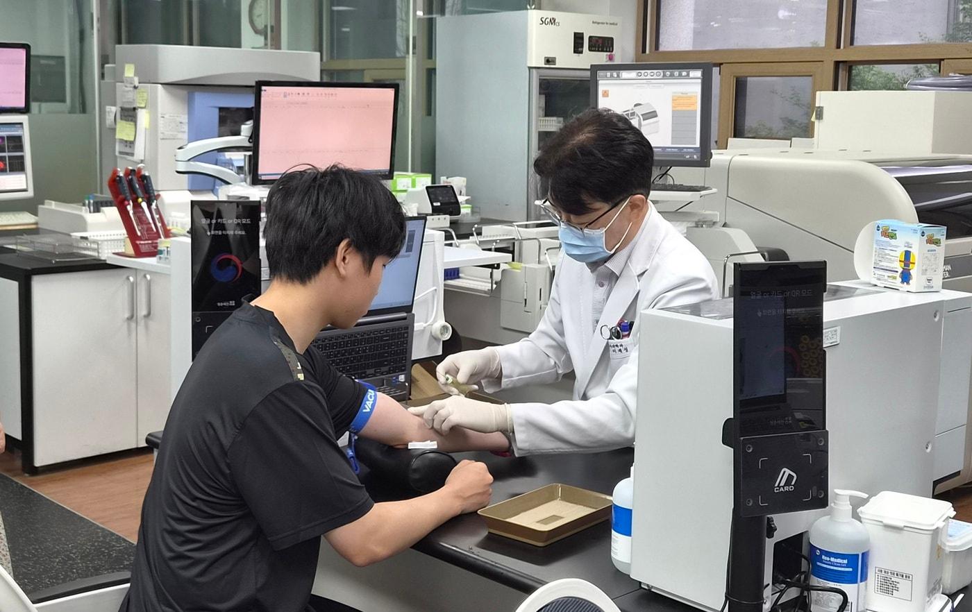 본문 이미지 - 23일 대전충남지방병무청에서 베트남에 거주하는 한·베 가정 자녀가 병역체험 프로그램에 참여해 병역판정검사를 받고 있다.(병무청 제공)