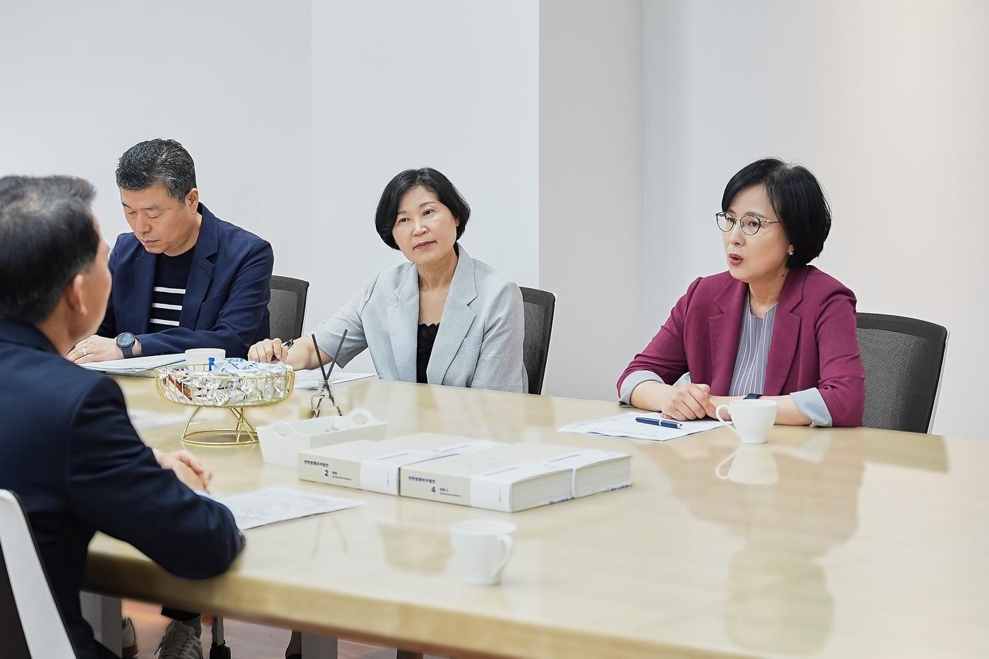 본문 이미지 - 남양주시청을 방문해 최현덕 남양주시장과 간담회를 하는 이수희 강동구청장(오른쪽 첫 번째)
