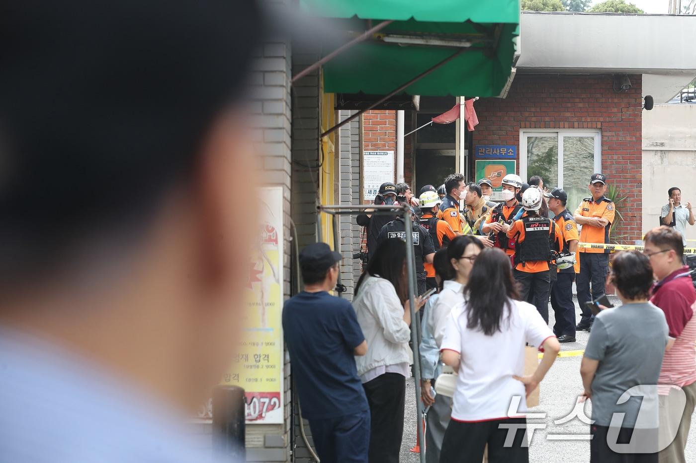 본문 이미지 - 23일 오전 경북 경산시 사동 한 아파트 관리사무소에서 원인을 알 수 없는 불이 나 주민과 관리인 등이 화상을 입고 병원으로 이송됐다. 경찰과 소방 당국이 현장을 통제하고 사고 원인과 경위를 조사하고 있다. 2026.7.23 ⓒ 뉴스1 공정식 기자
