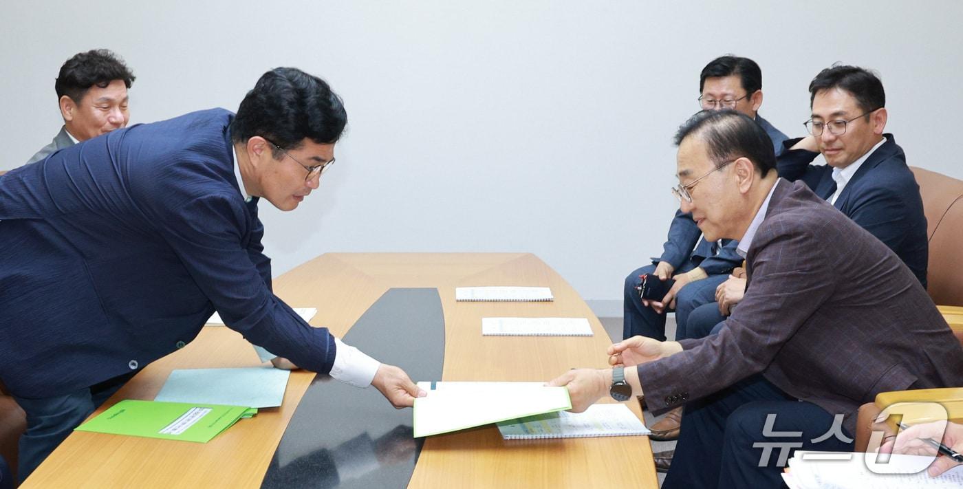 본문 이미지 - 지난 21일 이원택 전북지사(왼쪽)가 김윤덕 국토교통부 장관을 만나 2차 공공기관 이전과 관련한 '전북 우선 배치'를 요청하고 있다.(전북도 제공. 재판매 및 DB금지)/뉴스1 