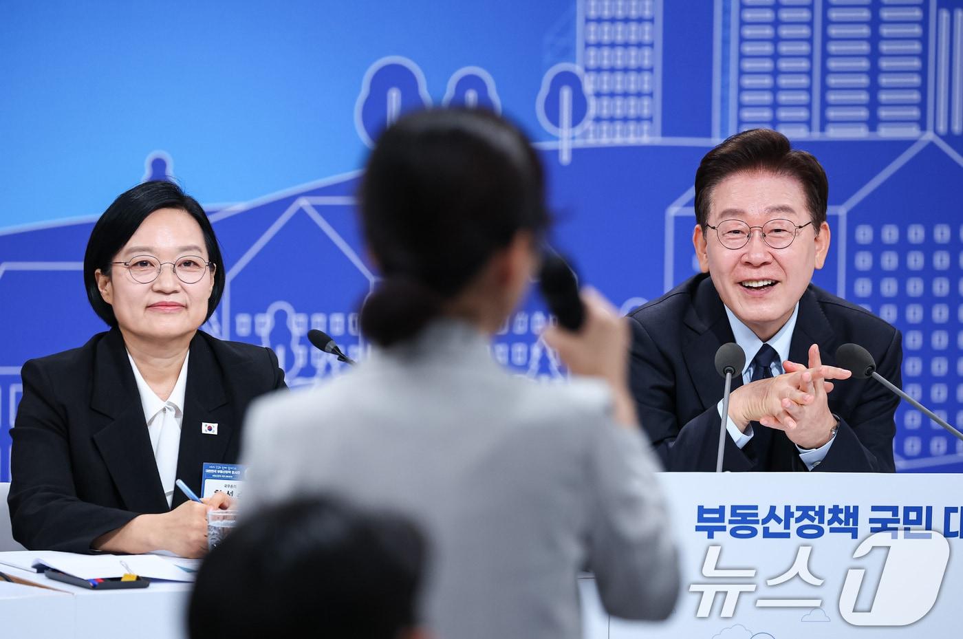 본문 이미지 - 이재명 대통령이 23일 서울 여의도 KBS 별관에서 열린 부동산정책 국민 대토론회에서 참석자의 발언을 듣고 있다. 2026.7.23 ⓒ 뉴스1 허경 기자