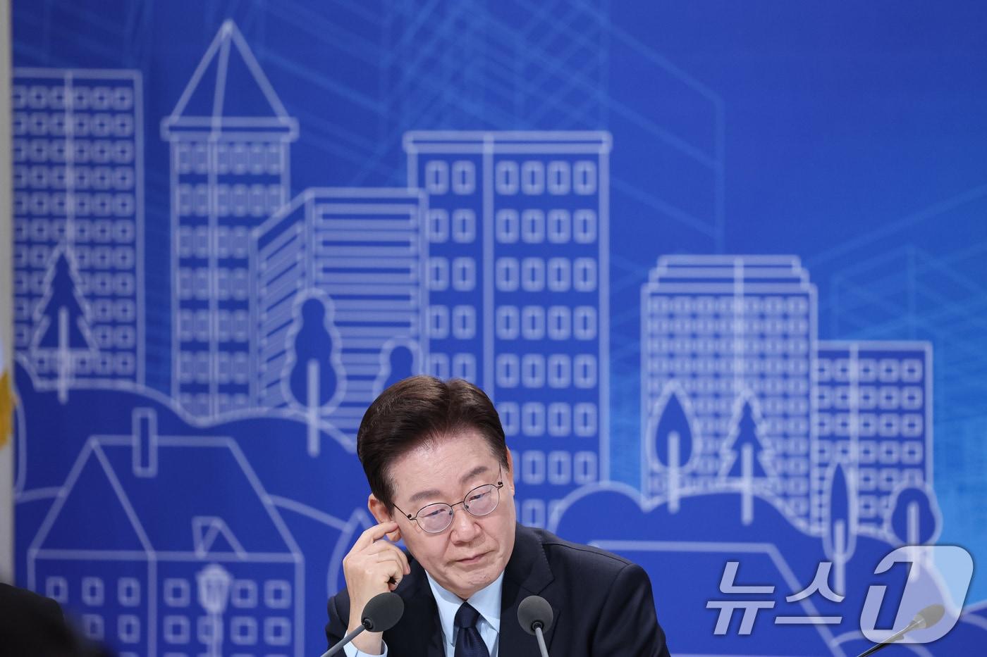 본문 이미지 - 이재명 대통령이 23일 서울 여의도 KBS 별관에서 열린 부동산정책 국민 대토론회에서 참석자의 발언을 듣고 있다. 2026.7.23 ⓒ 뉴스1 허경 기자