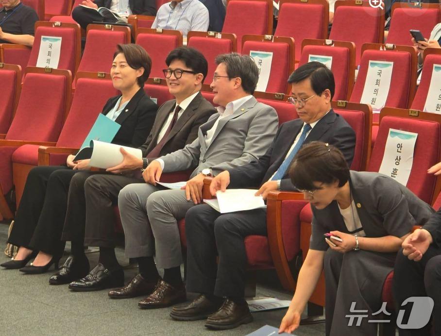 본문 이미지 -  지난 16일 ‘대학혁신지원사업 성과와 지속가능한 미래 발전 방향 국회토론회’에서 국민의힘 김대식 의원(왼쪽에서 3번째)이 무소속 한동훈 의원과 이야기하고 있는 모습. (SNS 갈무리) ⓒ 뉴스1  