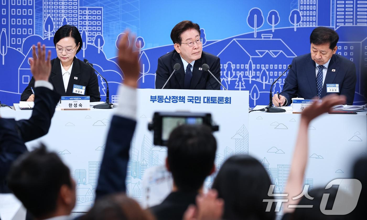 본문 이미지 - 이재명 대통령이 23일 서울 여의도 KBS 별관에서 열린 부동산정책 국민 대토론회에서 발언권을 요청하는 참석자들을 바라보고 있다. 2026.7.23 ⓒ 뉴스1 허경 기자