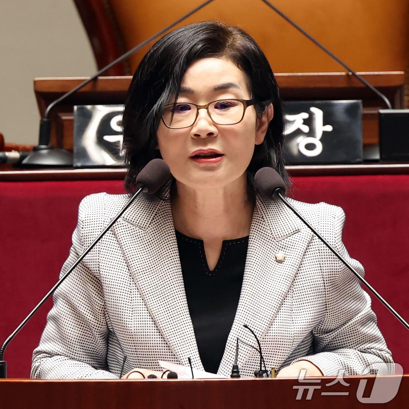 본문 이미지 - 교육위원장 후보로 선출된 김희정 국민의힘 의원이 23일 오전 서울 여의도 국회에서 열린 제22대 국회 후반기 상임위원장 후보자 선출 의원총회에서 소감을 발표하고 있다. 2026.7.23 ⓒ 뉴스1 황기선 기자