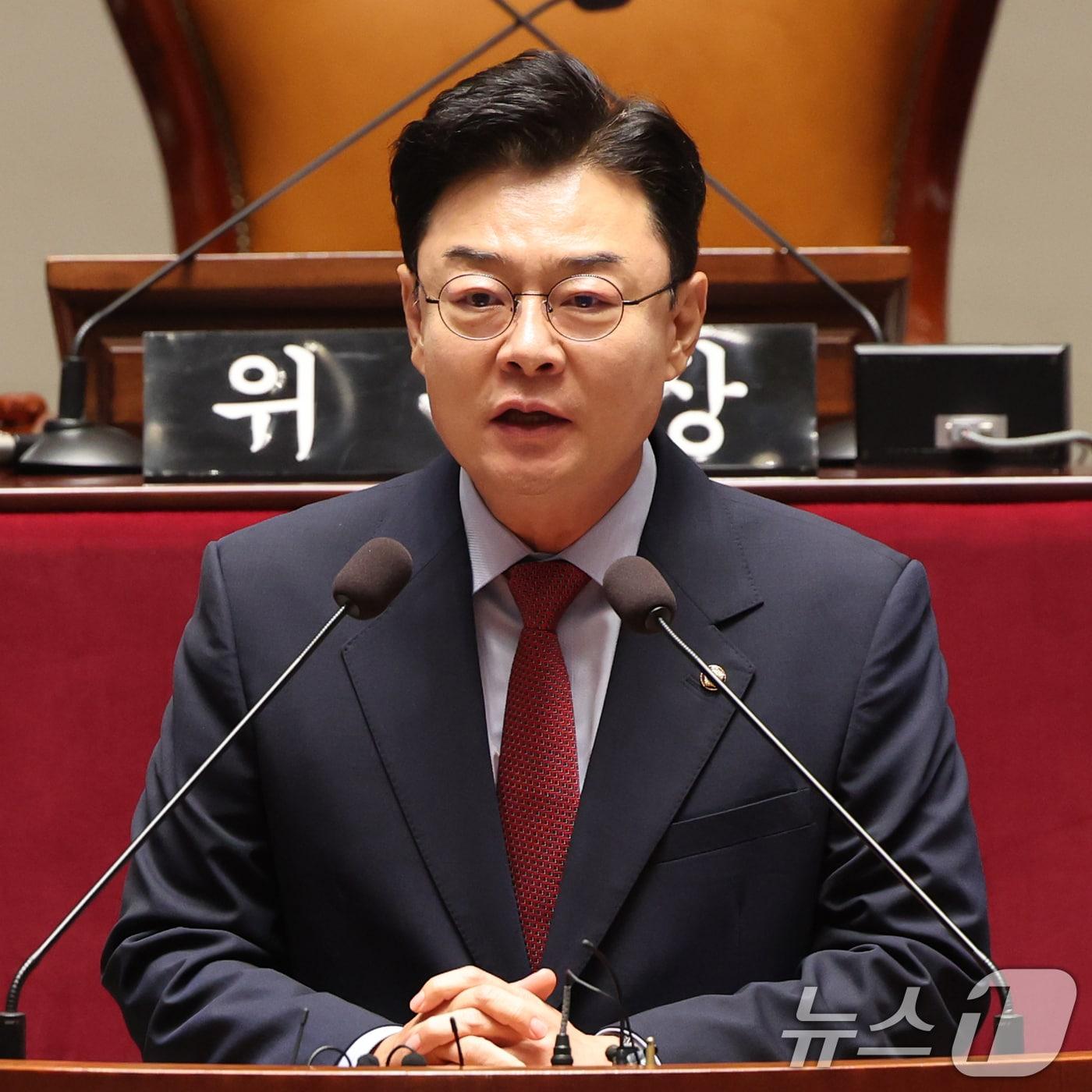 본문 이미지 - 산업통상자원중소벤처기업위원장 후보로 선출된 김성원 국민의힘 의원이 23일 오전 서울 여의도 국회에서 열린 제22대 국회 후반기 상임위원장 후보자 선출 의원총회에서 소감을 발표하고 있다. 2026.7.23 ⓒ 뉴스1 황기선 기자