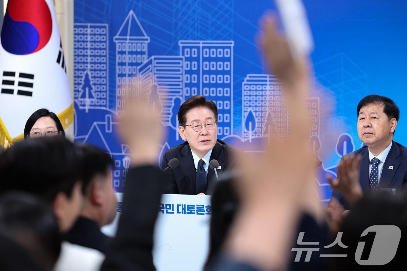 본문 이미지 - 이재명 대통령이 23일 서울 여의도 KBS 별관에서 열린 부동산정책 국민 대토론회에서 발언권을 요청하는 참석자들을 바라보고 있다. 2026.7.23 ⓒ 뉴스1 허경 기자