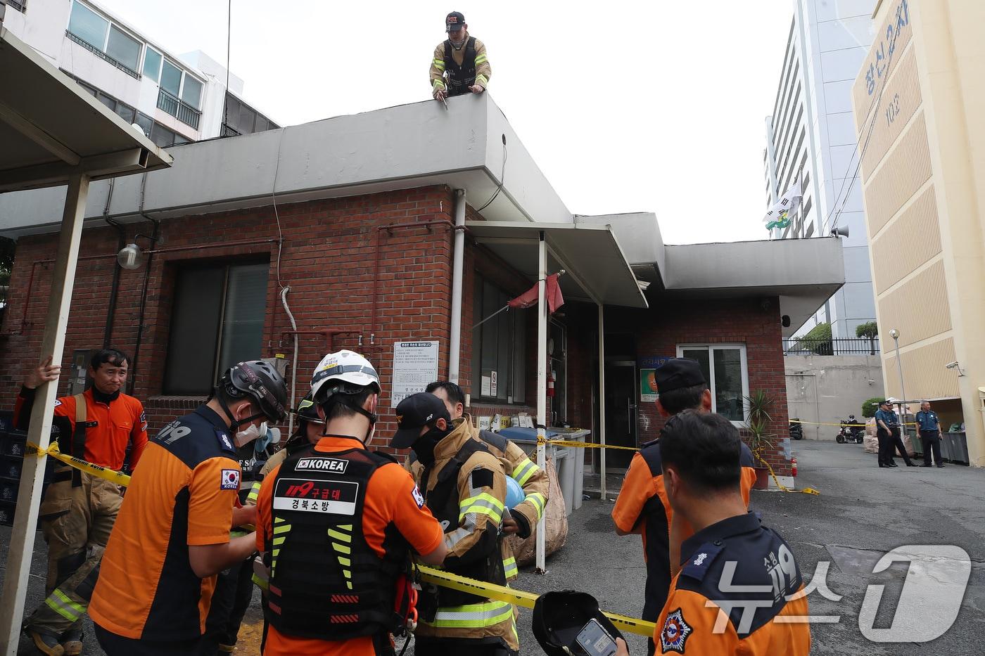 본문 이미지 - 23일 오전 경북 경산시 사동 한 아파트 관리사무소에서 원인을 알 수 없는 불이 나 주민과 관리인 등이 화상을 입고 병원으로 이송됐다. 경찰과 소방 당국이 현장을 통제하고 사고 원인과 경위를 조사하고 있다. 2026.7.23 ⓒ 뉴스1 공정식 기자