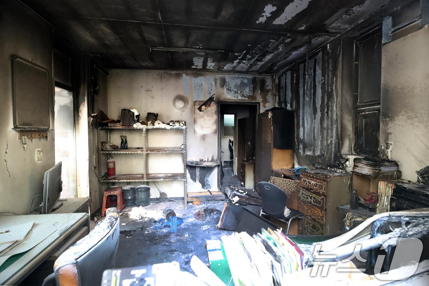 본문 이미지 - 23일 오전 경북 경산시 사동 한 아파트 관리사무소에서 원인을 알 수 없는 불이 나 주민과 관리인 등이 화상을 입고 병원으로 이송됐다. 경찰과 소방 당국이 현장을 통제하고 사고 원인과 경위를 조사하고 있다. ⓒ 뉴스1 공정식 기자