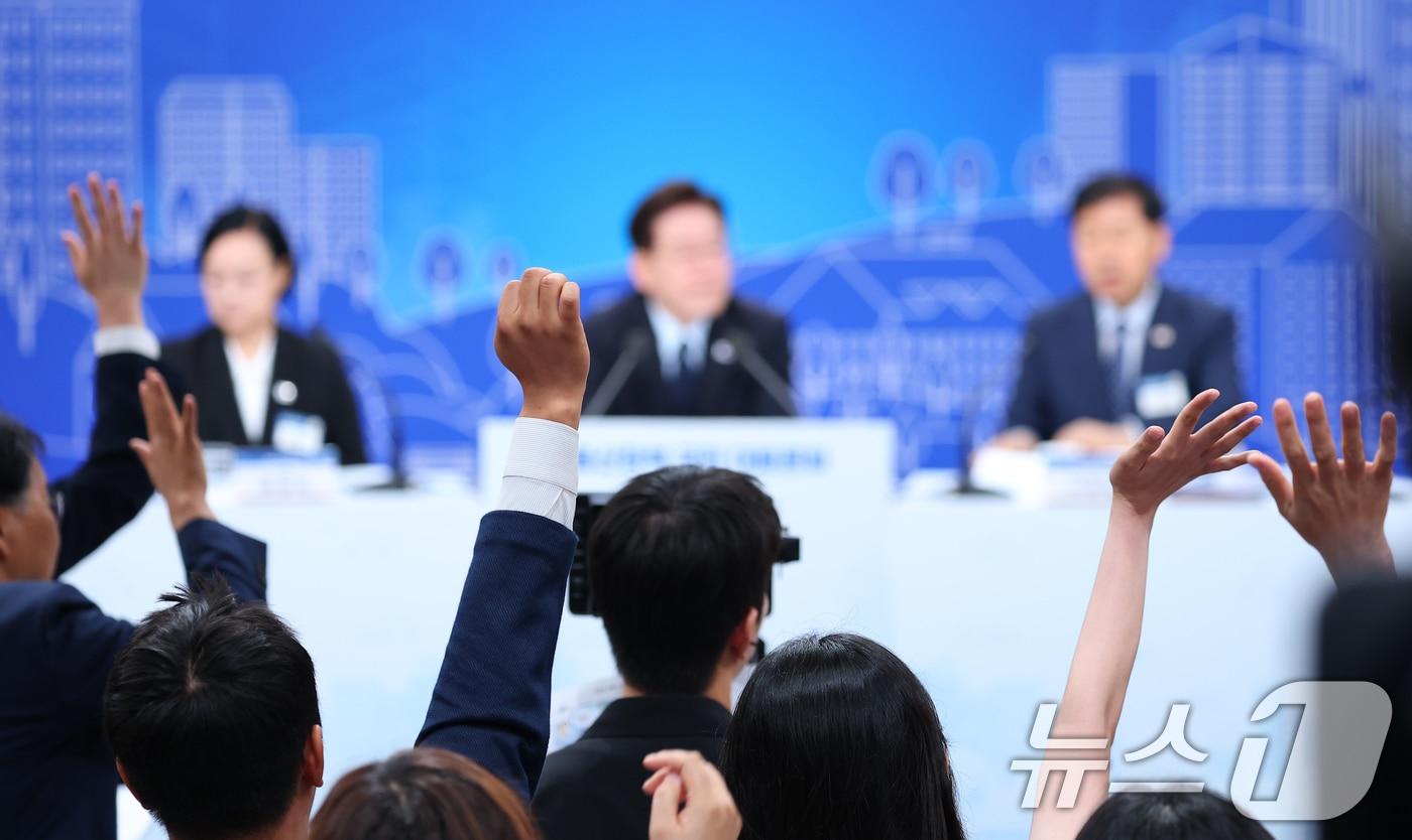 본문 이미지 - 23일 서울 여의도 KBS 별관에서 열린 부동산정책 국민 대토론회에서 참석자들이 발언권을 요청하고 있다. 2026.7.23 ⓒ 뉴스1 허경 기자