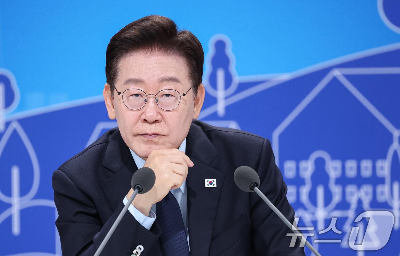 본문 이미지 - 이재명 대통령이 23일 서울 여의도 KBS 별관에서 열린 부동산정책 국민 대토론회에서 참석자의 발언을 듣고 있다. 2026.7.23 ⓒ 뉴스1 허경 기자