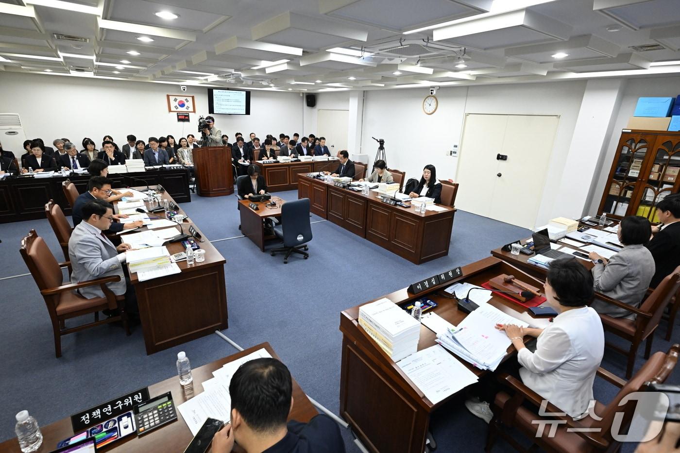 본문 이미지 - 23일 제주도의회에서 제453회 제주도의회 임시회 행정자치위원회 제1차 회의가 열리고 있다.(제주도의회 제공, 재판매 및 DB 금지)