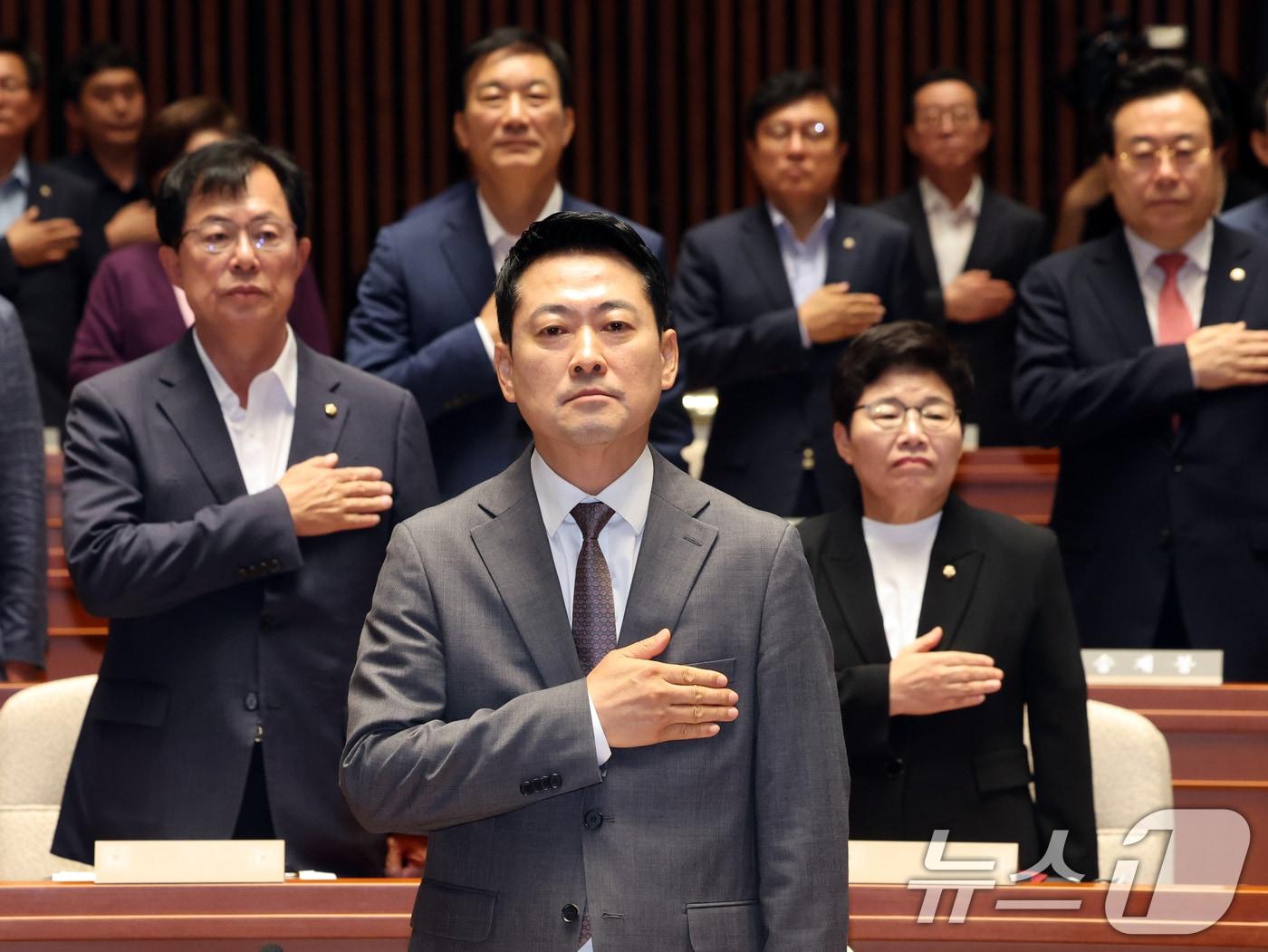 본문 이미지 - 장동혁 국민의힘 대표가 23일 오전 서울 여의도 국회에서 열린 제22대 국회 후반기 상임위원장 후보자 선출 의원총회에서 국민의례를 하고 있다. 2026.7.23 ⓒ 뉴스1 황기선 기자