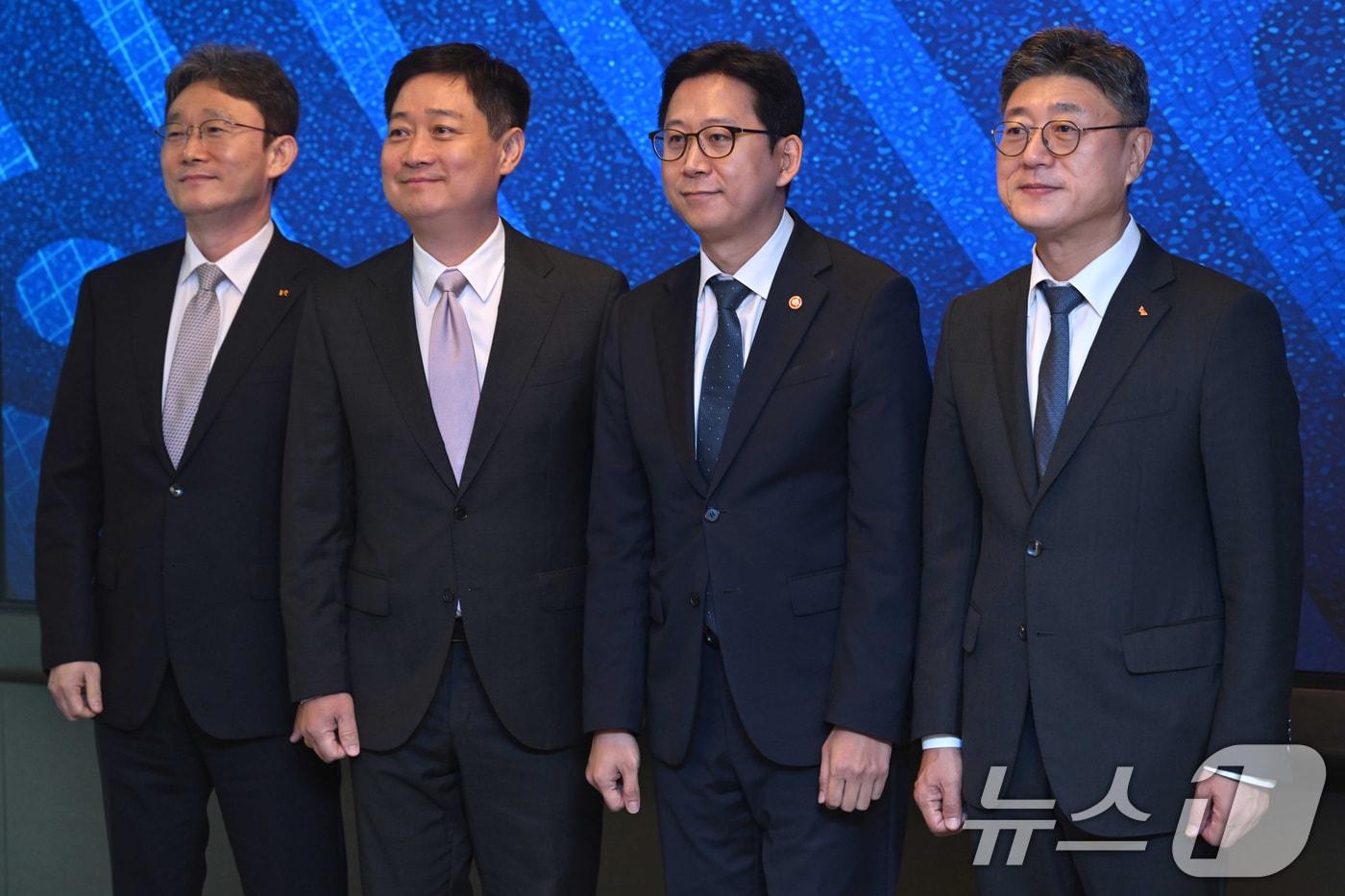 본문 이미지 - 배경훈 부총리 겸 과학기술정보통신부 장관이 23일 오전 서울 중구 SKT타워에서 열린 통신사 CEO 간담회를 앞두고 기념촬영을 하고 있다. 왼쪽부터 박윤영 KT 대표, 홈범식 LG유플러스 대표, 배경훈 부총리, 정재헌 SK텔레콤 대표.(공동취재) 2026.7.23 ⓒ 뉴스1 구윤성 기자
