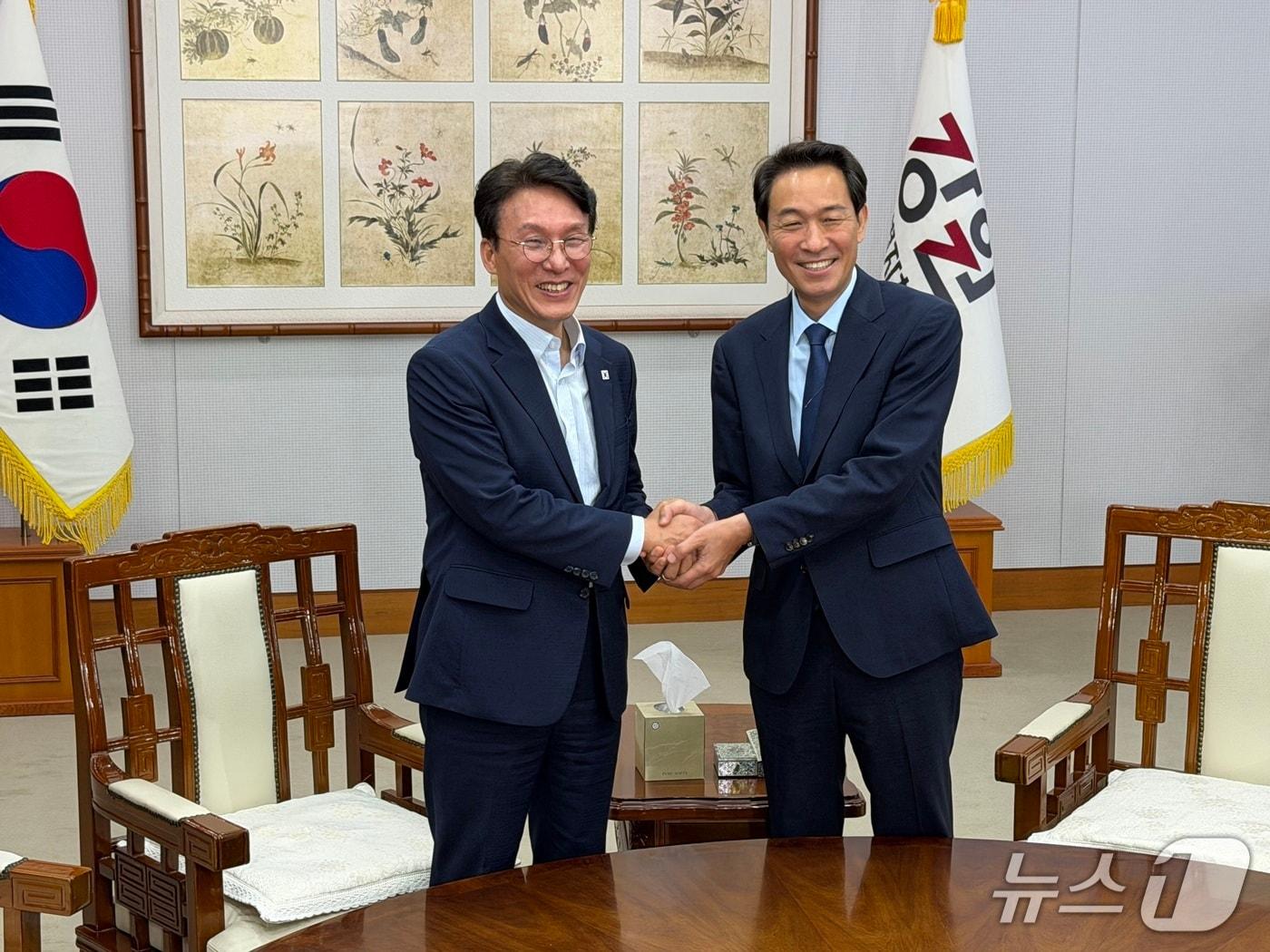 본문 이미지 - 우상호 강원도지사와 김민석 더불어민주당 당대표 후보가 23일 강원도청 통상상담실에서 악수를 하고 있다2026.7.23 한귀섭 기자 
