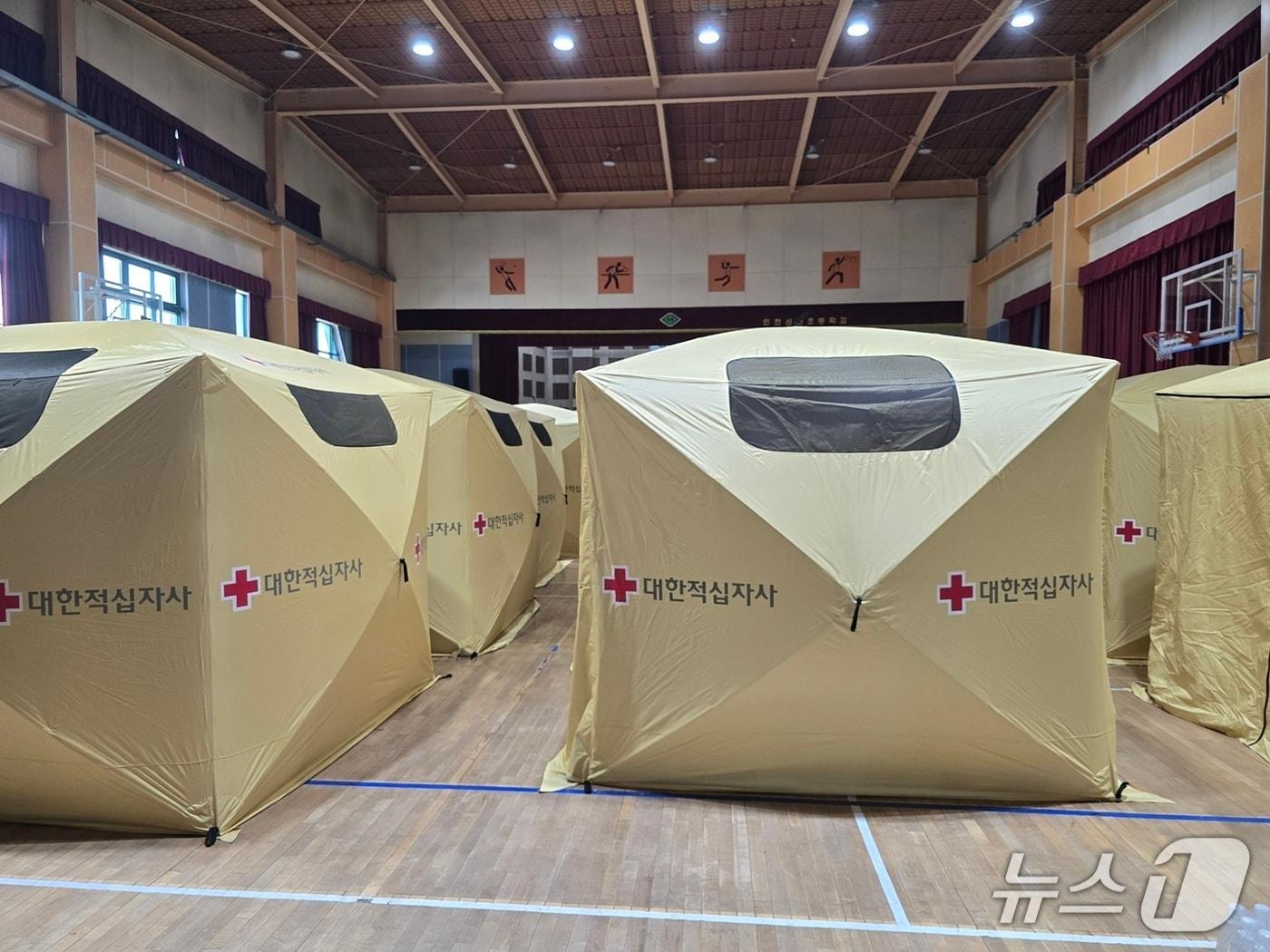 본문 이미지 - 인천 쿠팡32물류센터 완진 다음 날인 22일 인천 서해구 신현초등학교 체육관에 여전히 대한적십자사텐트가 빽빽하게 들어서 있었다. / 뉴스1 ⓒ News1 유준상 기자