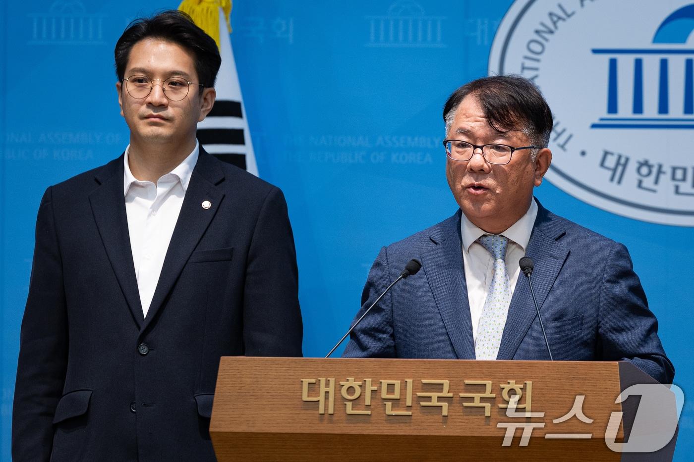 본문 이미지 - '쌍방울 대북송금 사건' 이화영 전 경기도 평화부지사를 변호했던 서민석 변호사가 23일 서울 여의도 국회 소통관에서 고위공직자범죄수사처 참고인 조사를 앞두고 입장을 밝히고 있다. 왼쪽은 전용기 더불어민주당 의원. 2026.7.23 ⓒ 뉴스1 유승관 기자