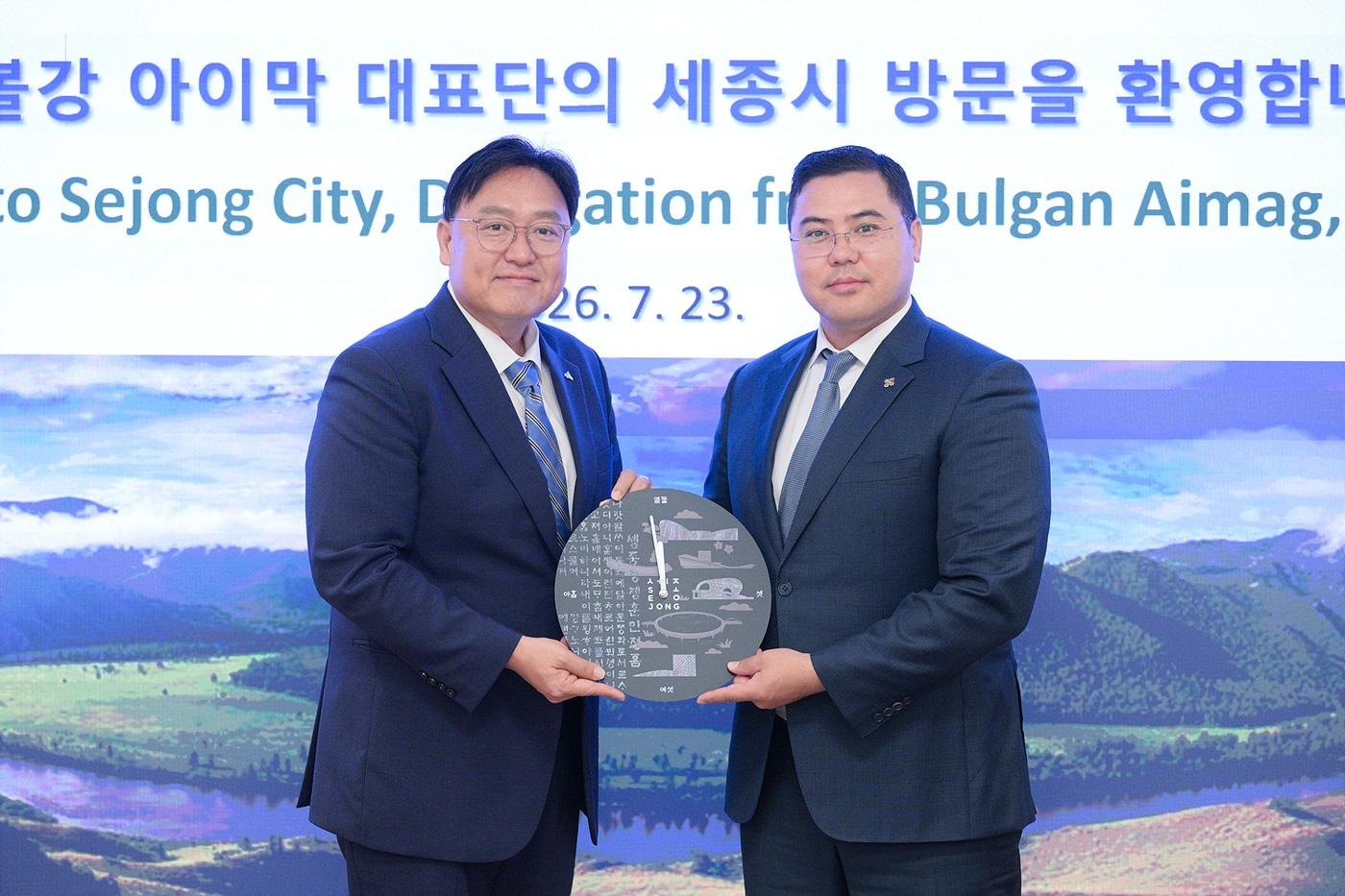 본문 이미지 -  23일 세종시청에서 기념사진을 찍고 있는 조상호 시장(왼쪽)과 푸렙어치르 볼강 아미막 도지사. (세종시 제공. 재판매 및 DB 금지)