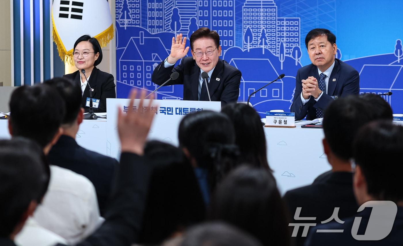 본문 이미지 - 이재명 대통령이 23일 서울 여의도 KBS 별관에서 열린 부동산정책 국민 대토론회에서 참석자들의 의견을 묻고 있다. 2026.7.23 ⓒ 뉴스1 허경 기자