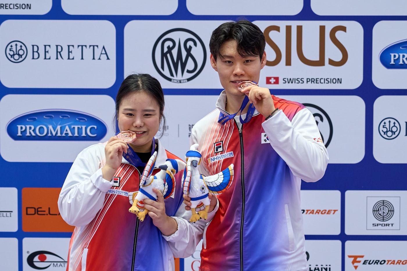 본문 이미지 - 김보미(부산시청)-홍수현(강원도청) 조가 2026 국제사격연맹(ISSF) 항저우 월드컵 10m 공기권총 혼성단체 결선에서 동메달을 획득했다.(국제사격연맹 제공)