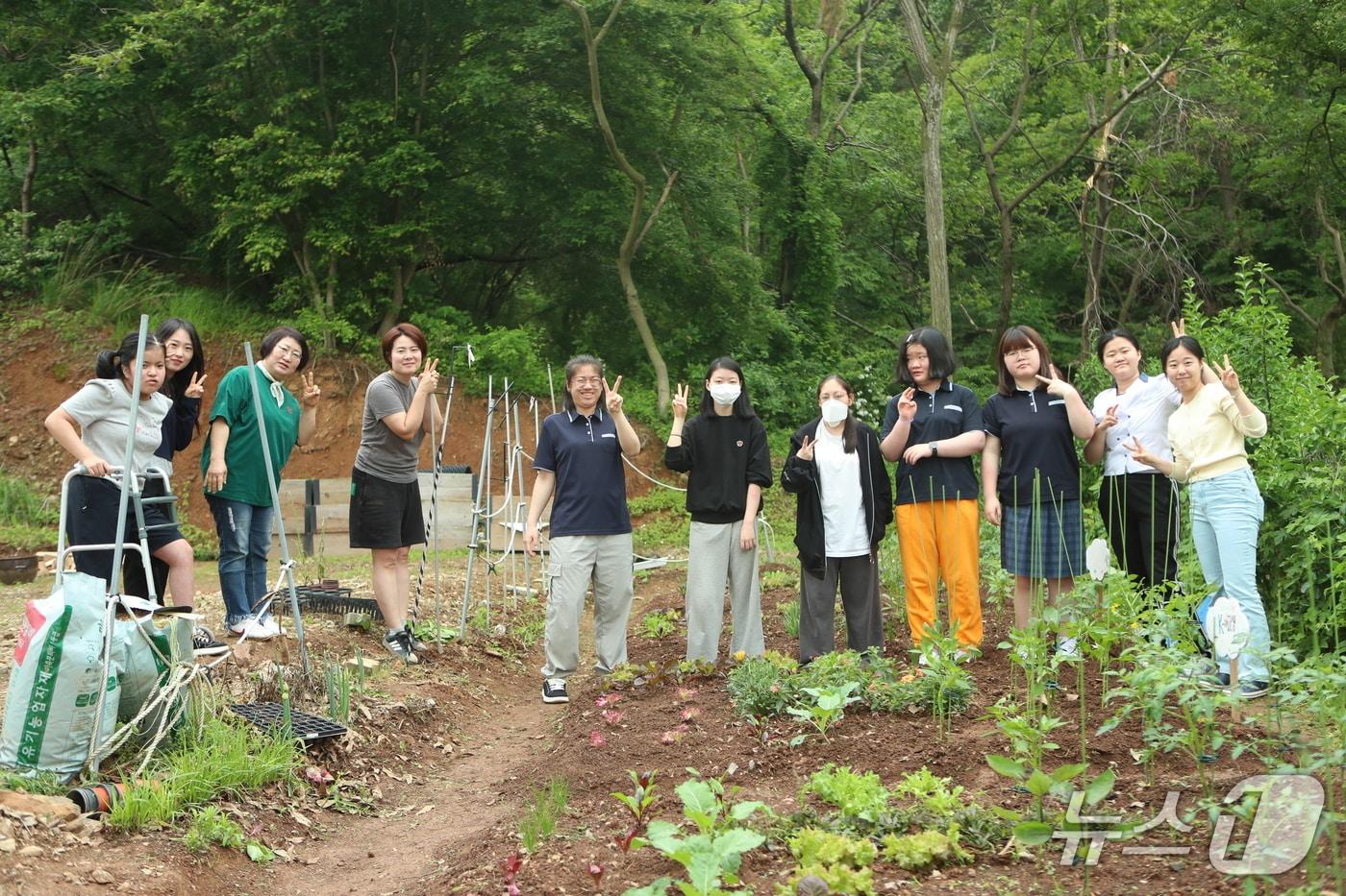 본문 이미지 - 전북 군산의 농업회사법인 '만나'가 운영 중인 농촌돌봄농장. 만나는 발달장애 청년들과 함께 파종과 재배, 수확 등 텃밭 활동을 진행하며 사회성과 자립 역량을 높이고 있다.(전북도 제공. 재판매 및 DB금지)/뉴스1  